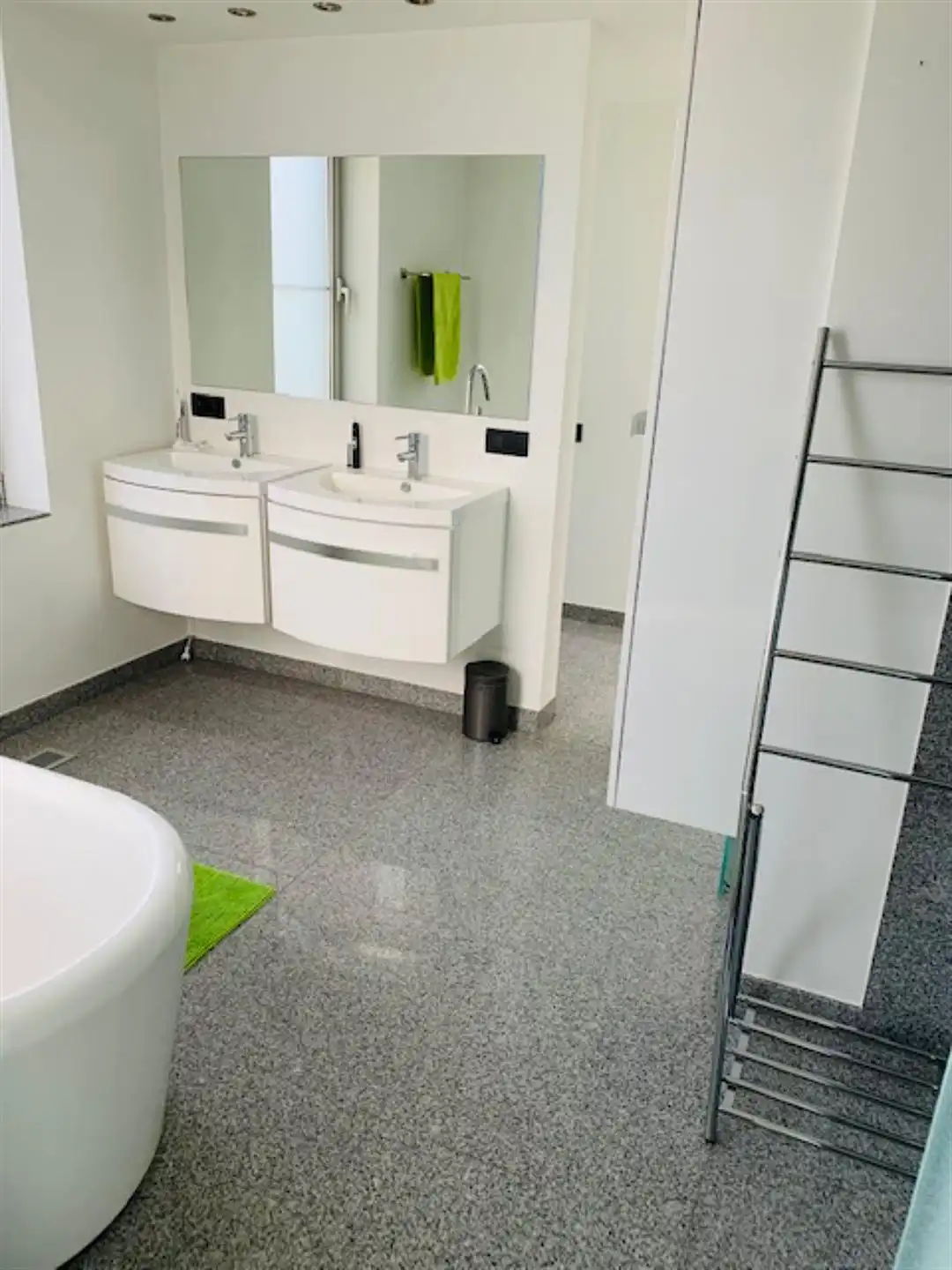 Moderne halfopen woning met 3 slaapkamers foto 18