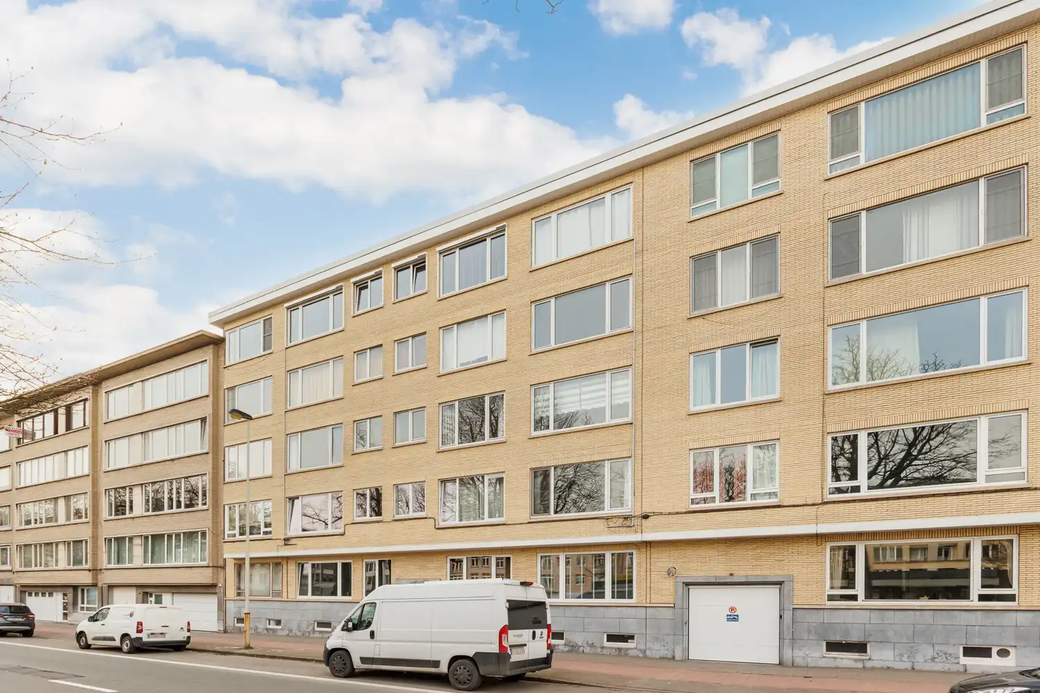 Instapklaar appartement met terras en 2 slaapkamers (ca. 90 m²). foto {{pictureIndex}}