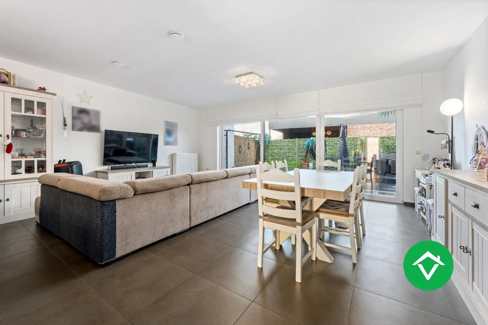 Instapklare nieuwbouwwoning met 5 slaapkamers en zonneterrassen op topligging in Eernegem foto 4