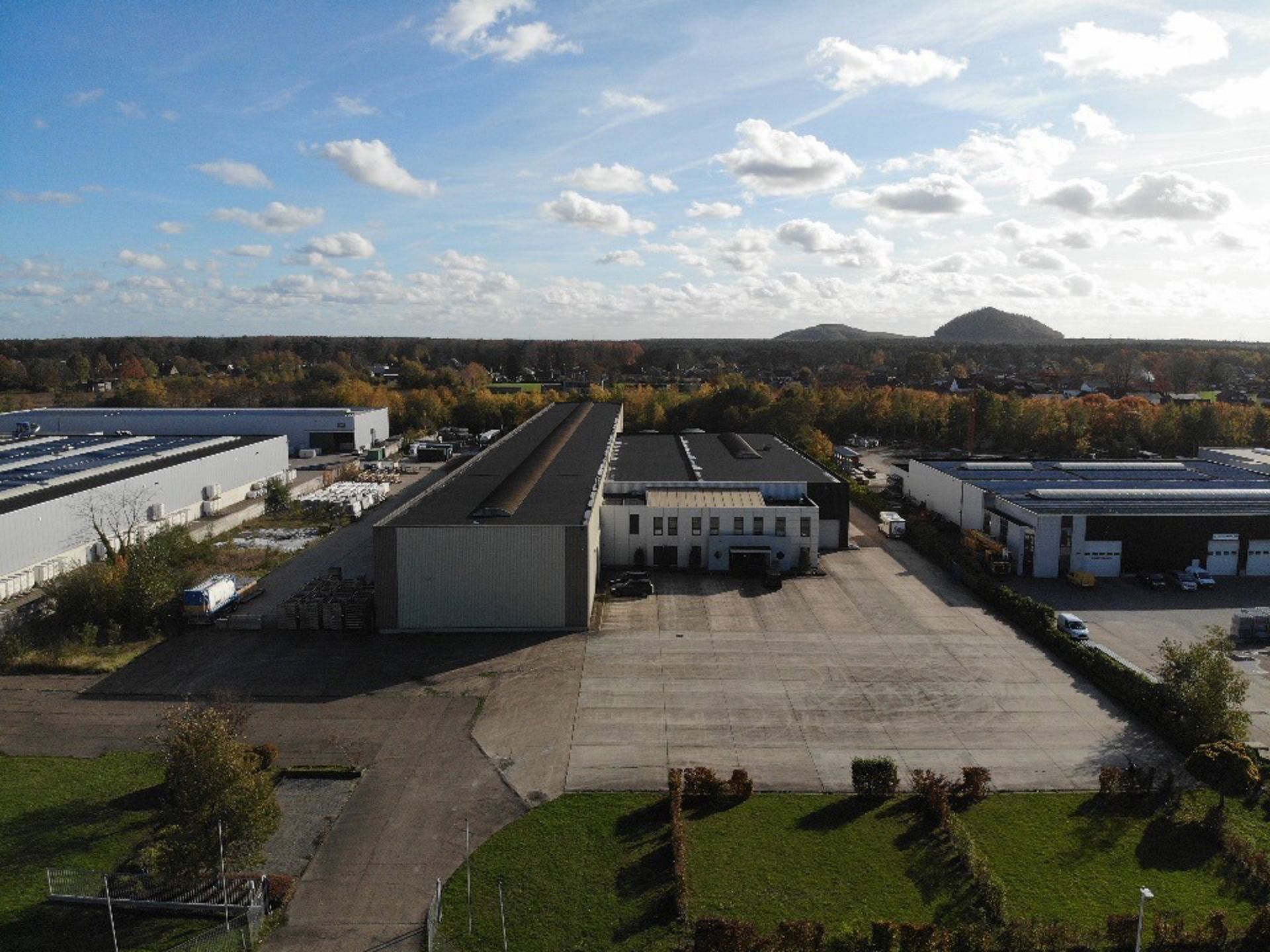 BEDRIJFSGEBOUW MET VERHARD BUITENTERREIN foto 18