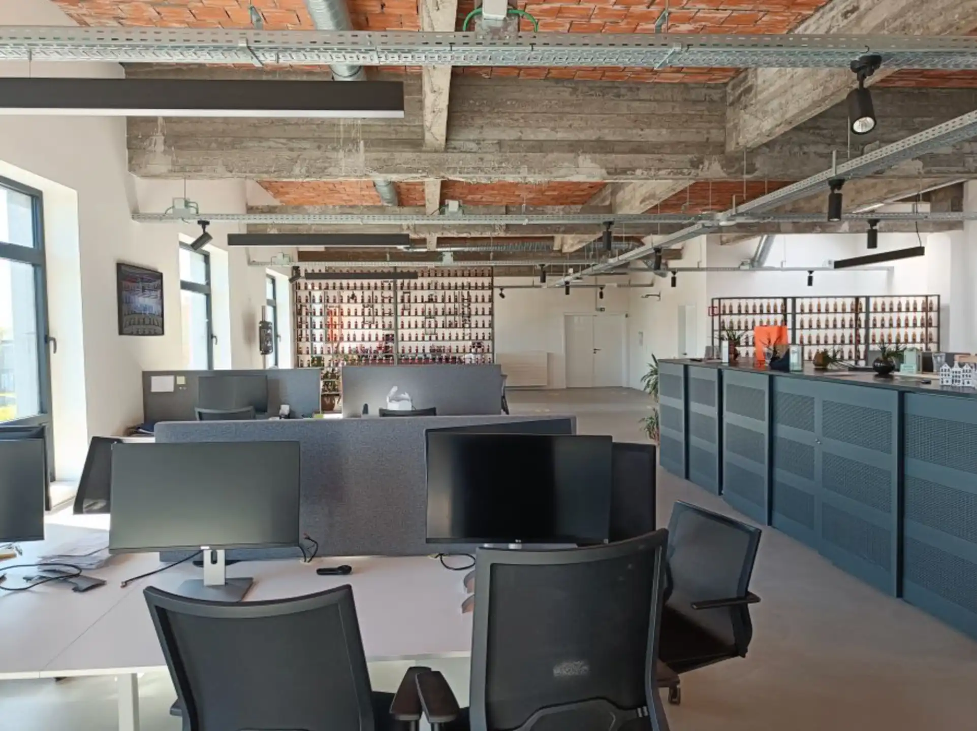 Magazijn met kantoorruimte te huur in Mechelen.  foto 8