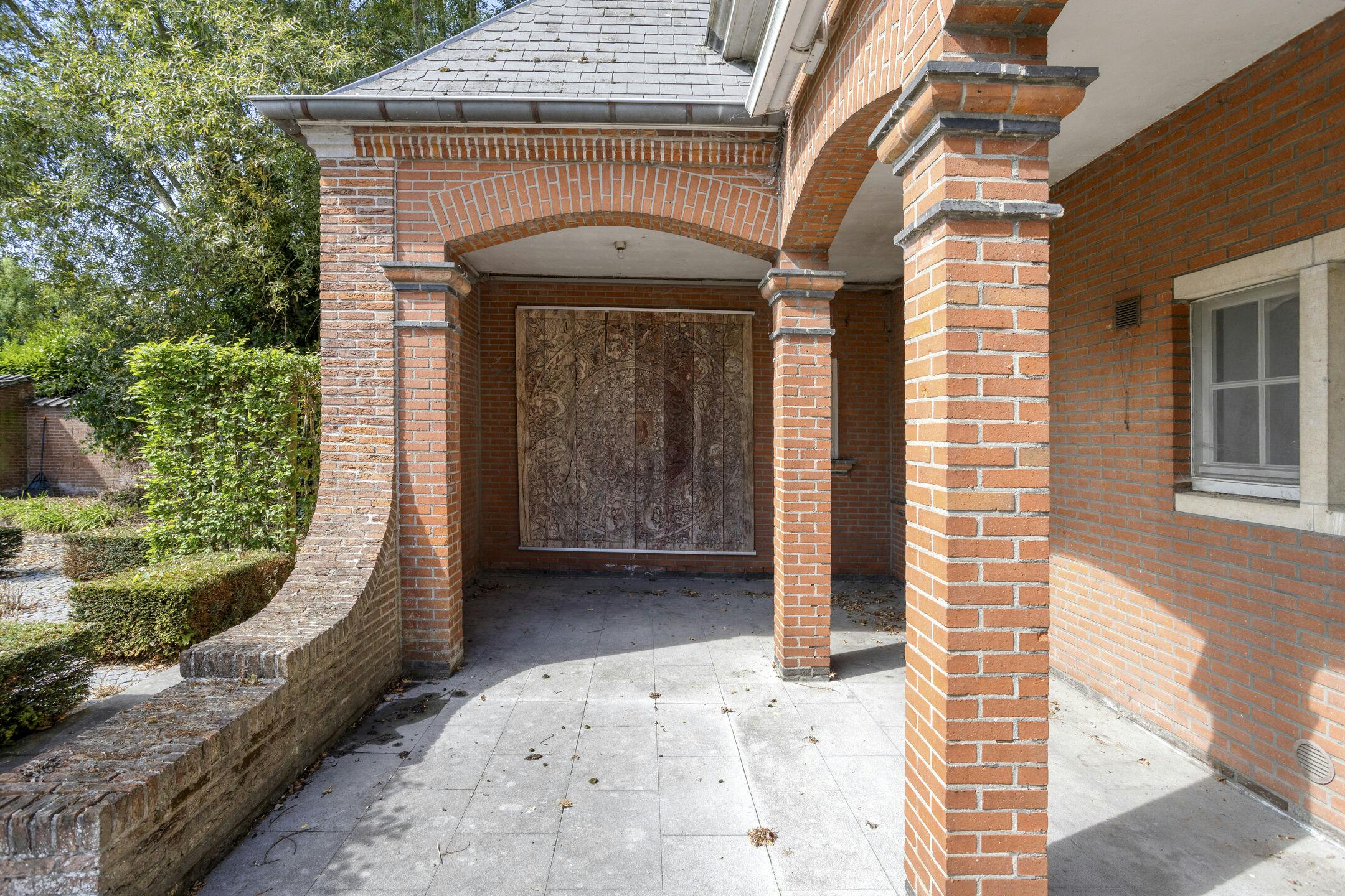 Unieke villa te koop in Zwevezele met prachtige tuin foto 11