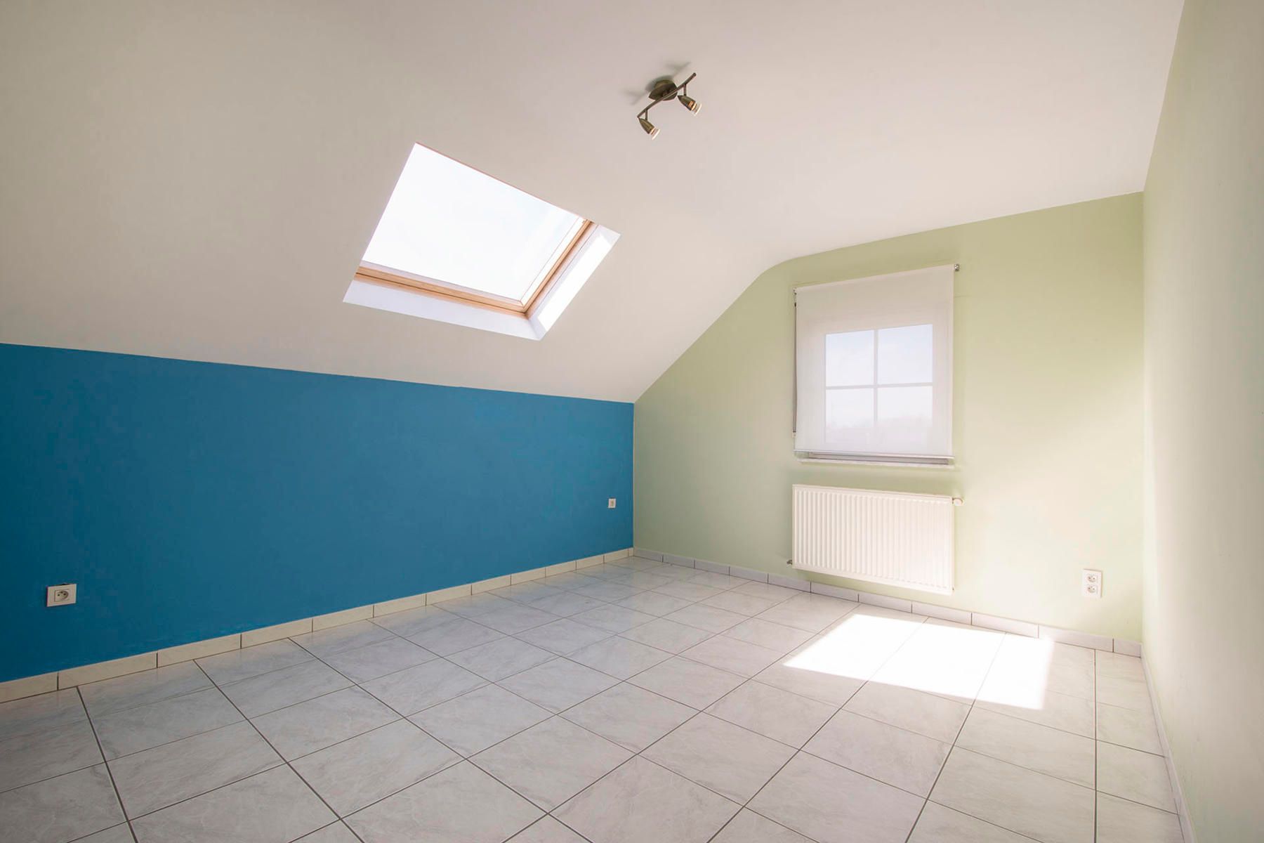 Ruime woning met 4 slaapkamers en tuin+ volledige kelder. foto 8