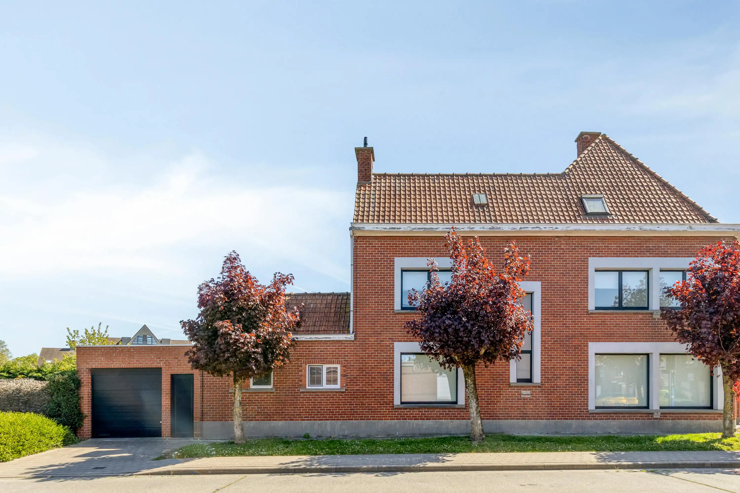Zeer ruim huis met gezellige tuin en garage te Roeselare foto 2
