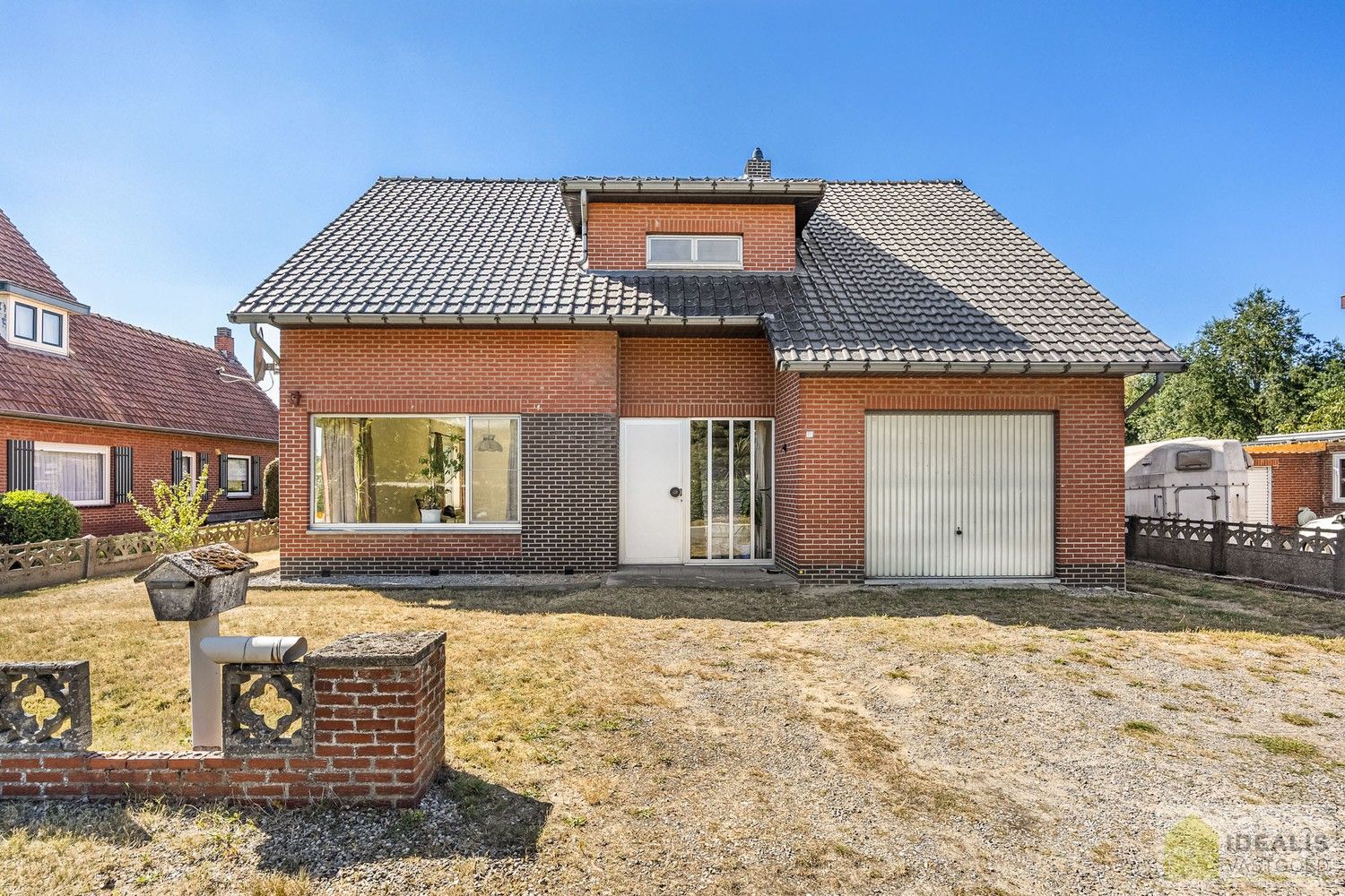 RUSTIG GELEGEN OP TE KNAPPEN EENGEZINSWONING MET 3 SLAAPKAMERS! - De woning omvat maar liefst 166m² bewoonbare oppervlakte met ruime woonkamer, keuken, 3 slaapkamers, badkamer, garage. De woning is rustig gelegen op een perceel met een opp. van 6a 21ca. foto {{pictureIndex}}