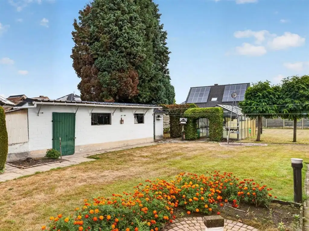 Verzorgde, vrijstaande woning, op te frissen naar eigen smaak foto 8