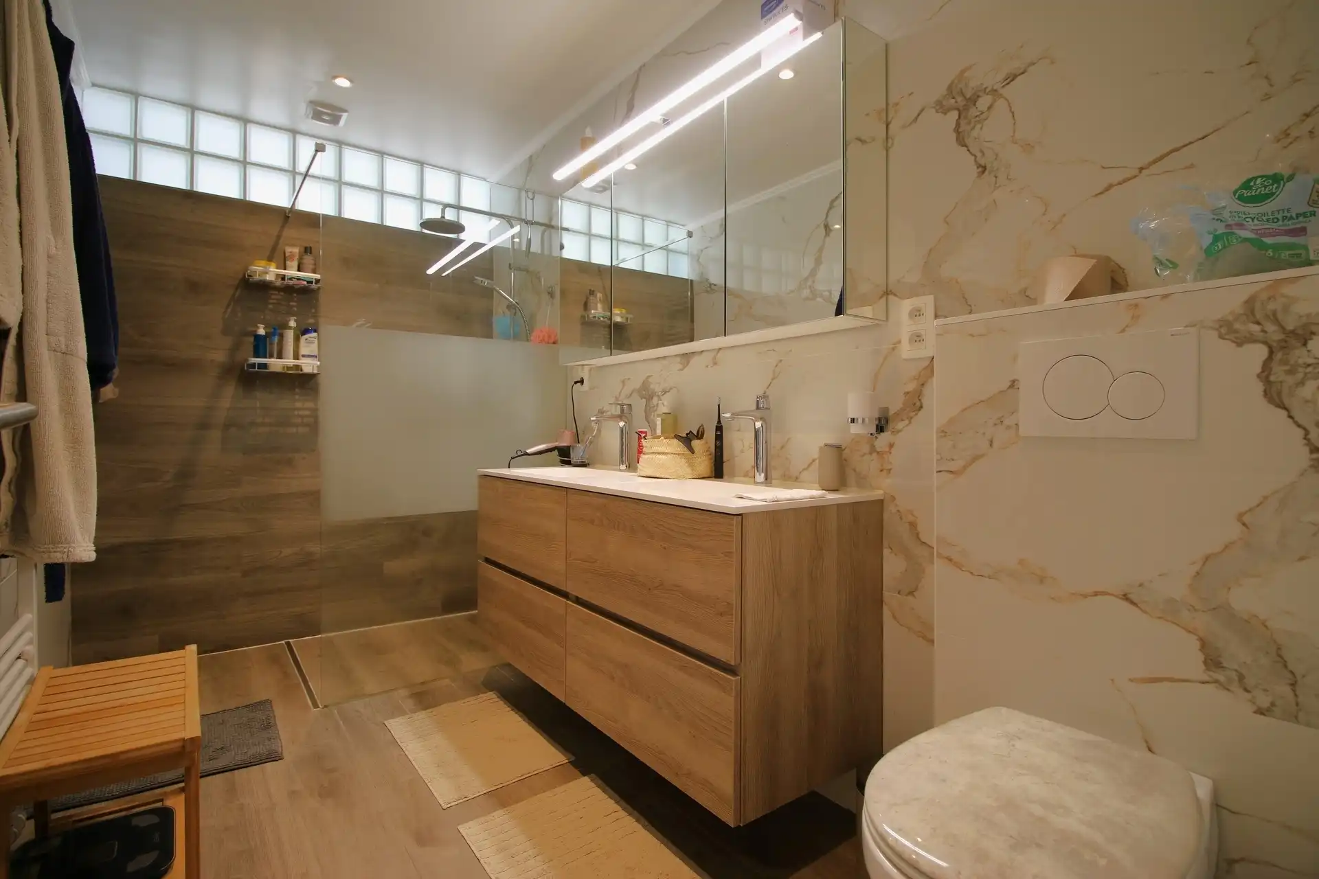 Knap gerenoveerde woning in rustige wijk foto 16