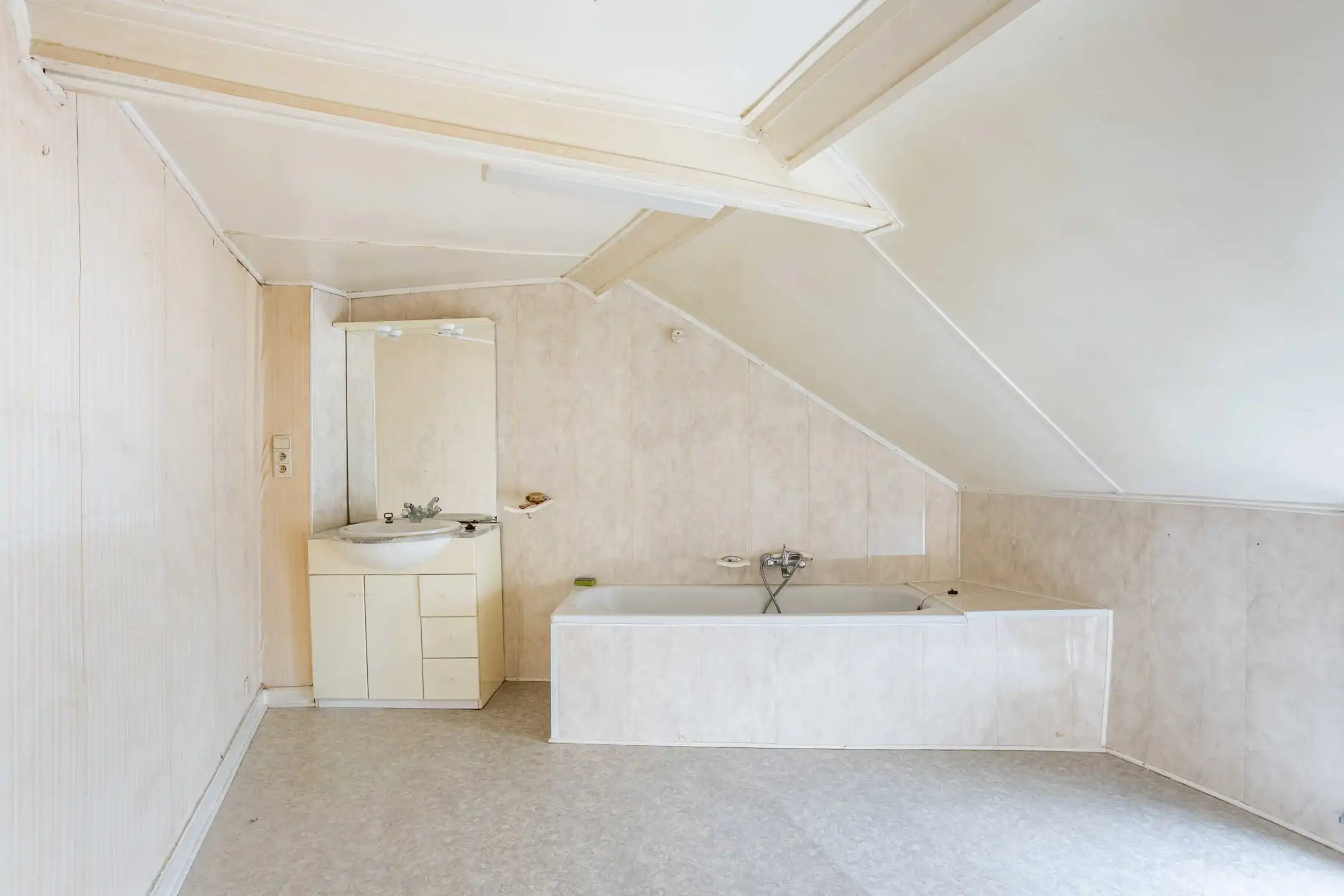 Te renoveren woning met aangename stadstuin foto 15