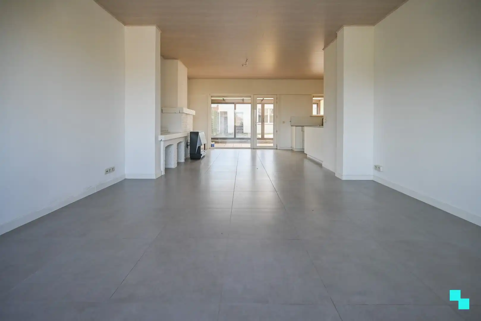 Gerenoveerde woning met twee slaapkamers en ruime garage foto 3