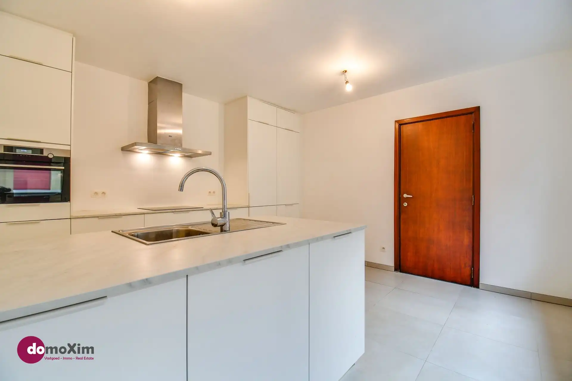 Gerenoveerde woning met loods, stallen en serre op een terrein van 32 are foto 5