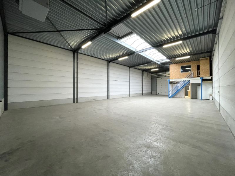 Zeer goed gelegen KMO-unit van 310 m² met mezzanine en 3 parkeerplaatsen foto 3