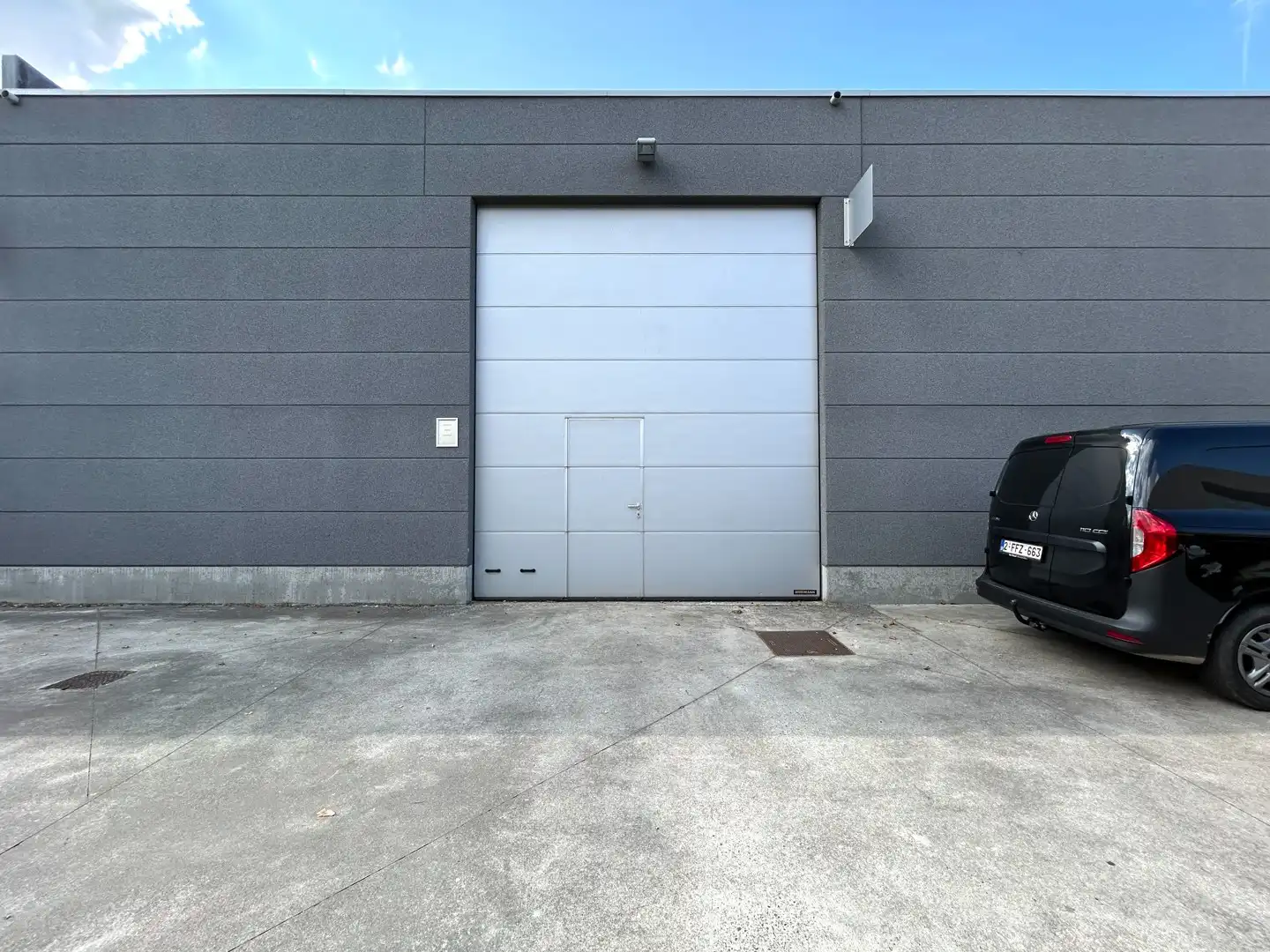 Recente loods met bijhorende parkeerplaats op ideale locatie te Meulebeke! foto 6