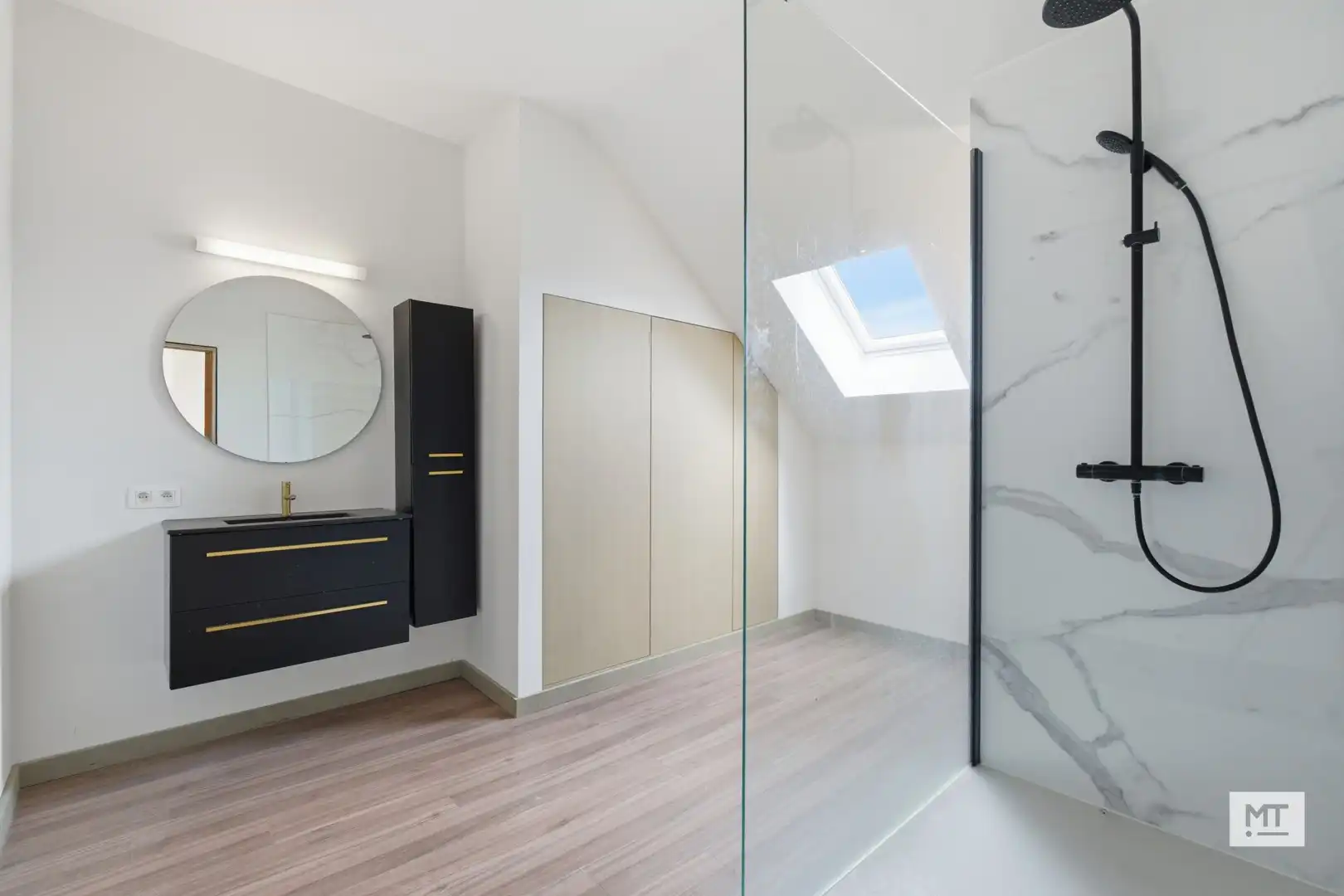 Bijzonder ruime herenwoning te koop in het centrum van Ieper foto 13