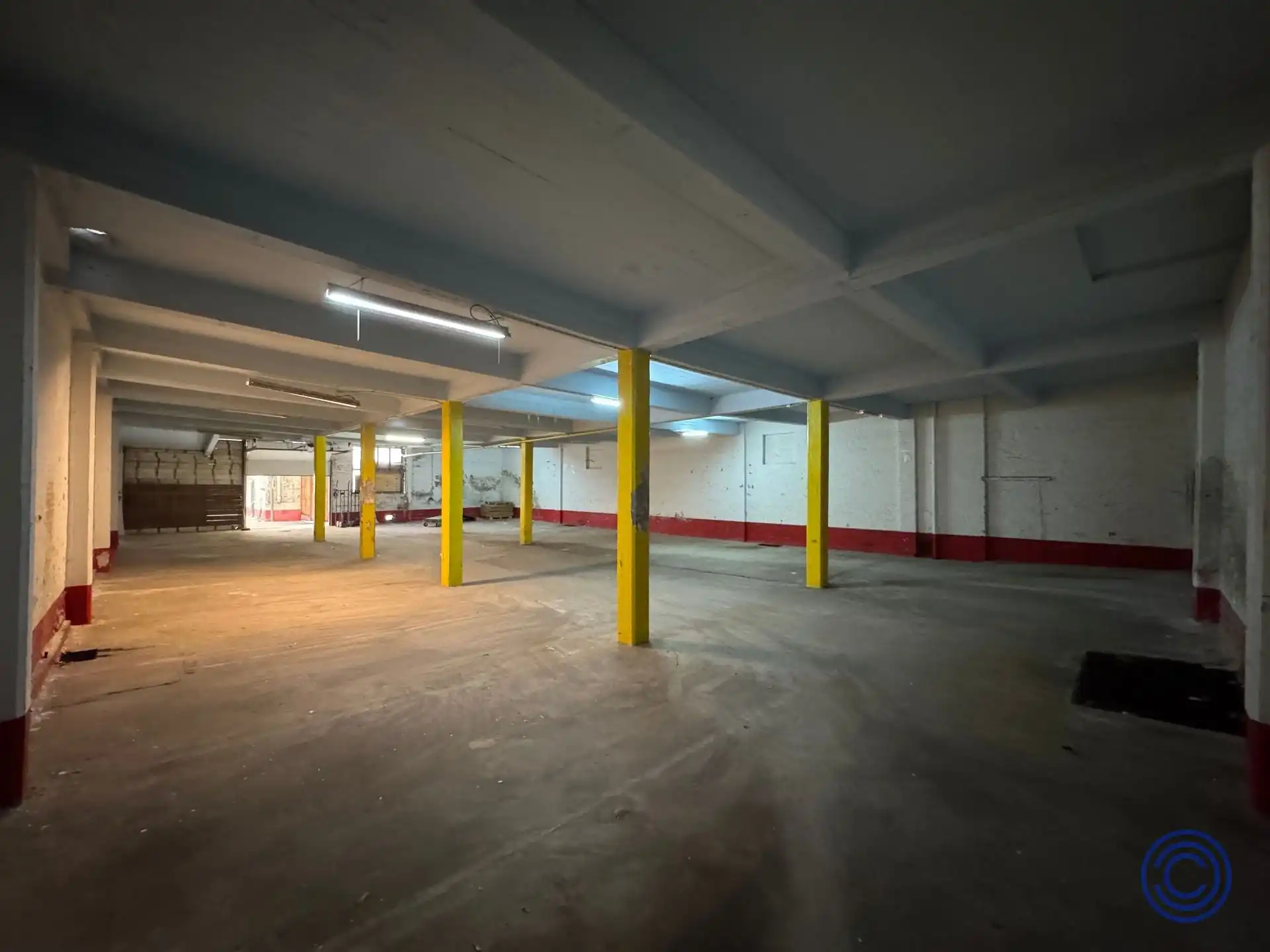 Ruim en veelzijdig magazijn van ca. 800 m² te huur op een centrale en vlot bereikbare locatie in Antwerpen. foto 4