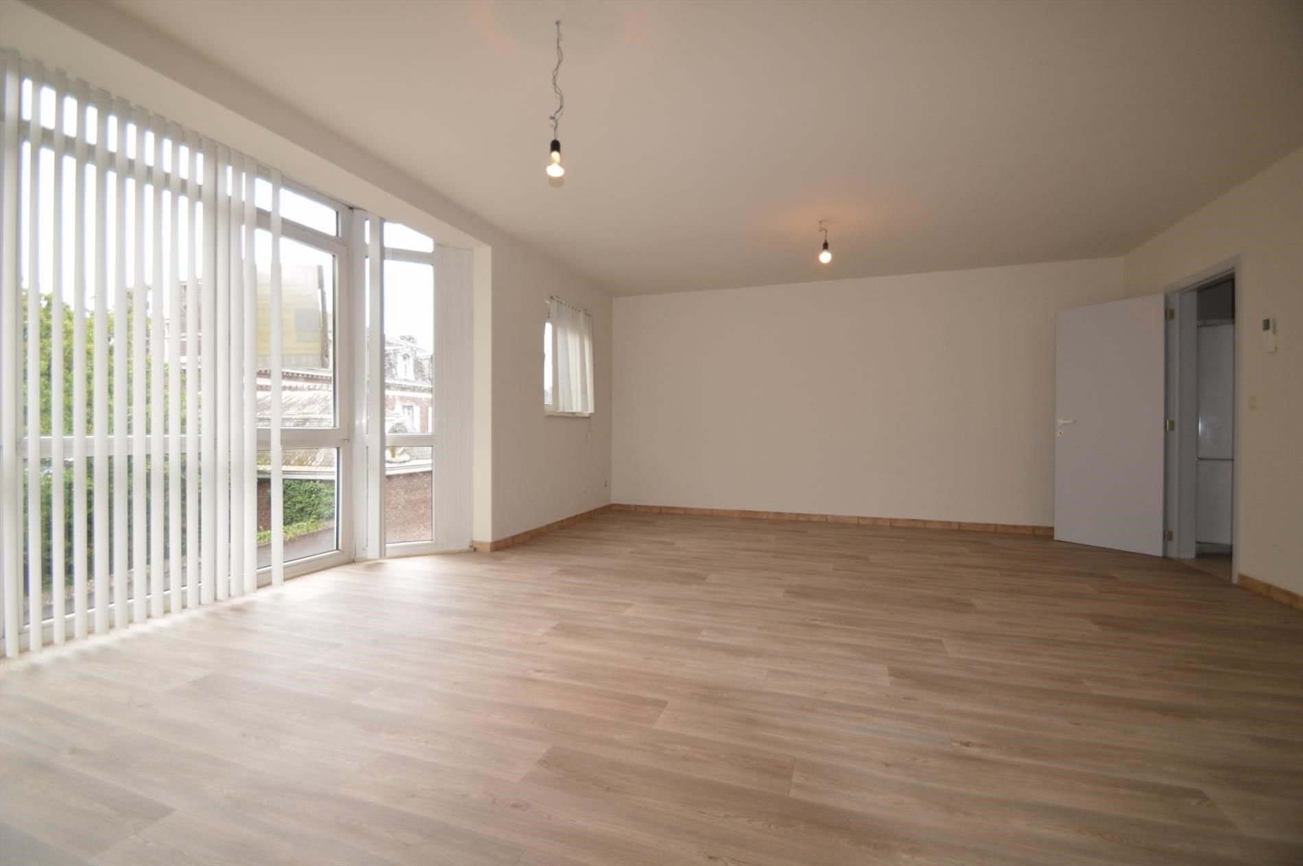 Netjes opgefrist appartement met 2 slk, terras en garage in centrum v Bilzen foto 3