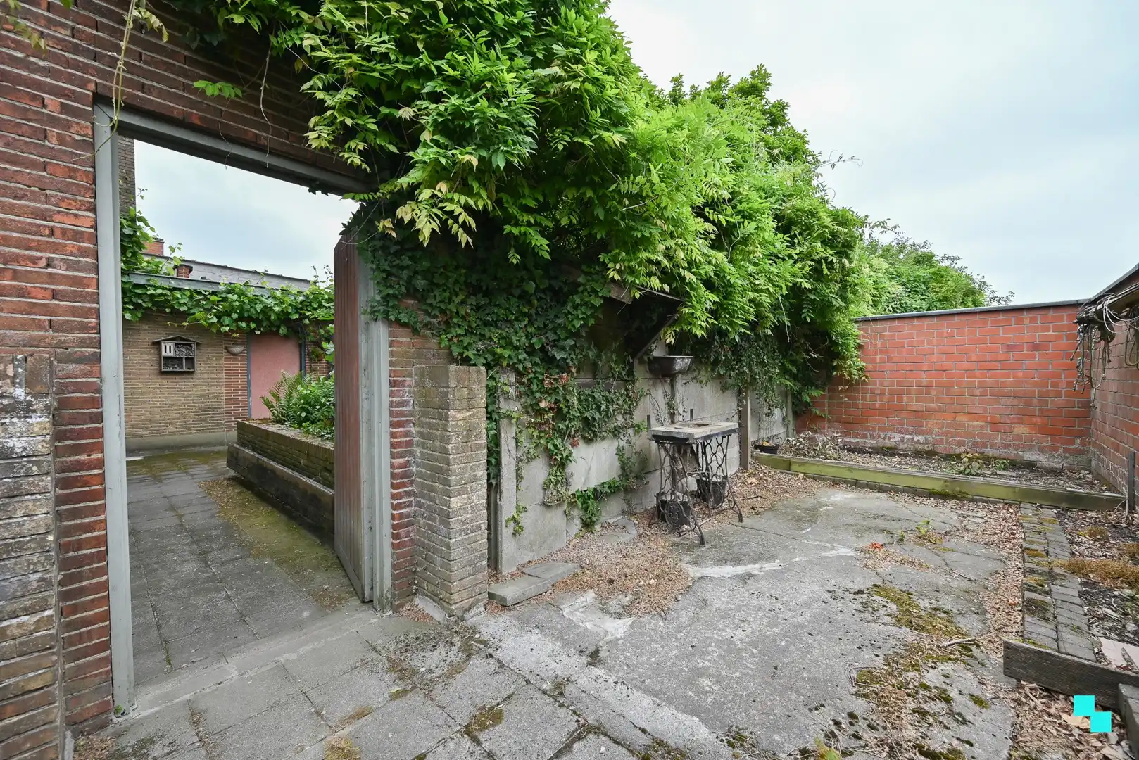 Kleurrijke kubistische burgerwoning in hartje Izegem foto 17
