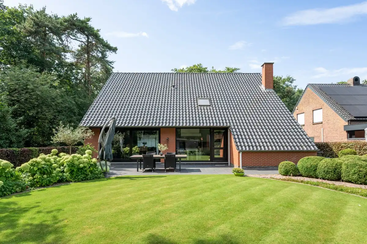 Ruime gezinswoning op 1135 m² met mogelijkheid tot 5 slaapkamers vlakbij het centrum van Zoersel. foto 3