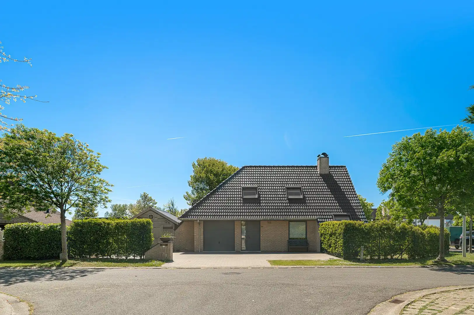 Vrijstaande villa gelegen op een zonnig hoekperceel. foto 3