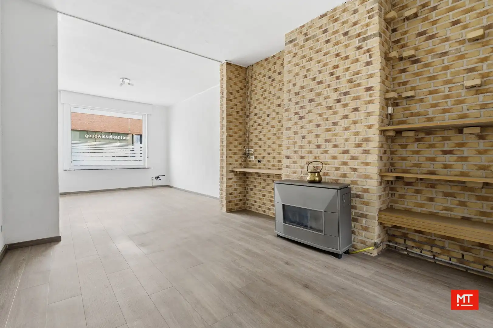 Ruime, instapklare woning met 4 slaapkamers en zonnige tuin in Wevelgem foto 2