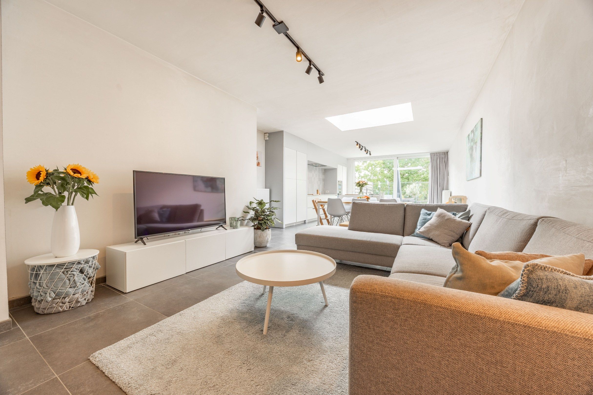 SUBLIEM GERENOVEERDE RIJWONING MET UITWEG foto 4