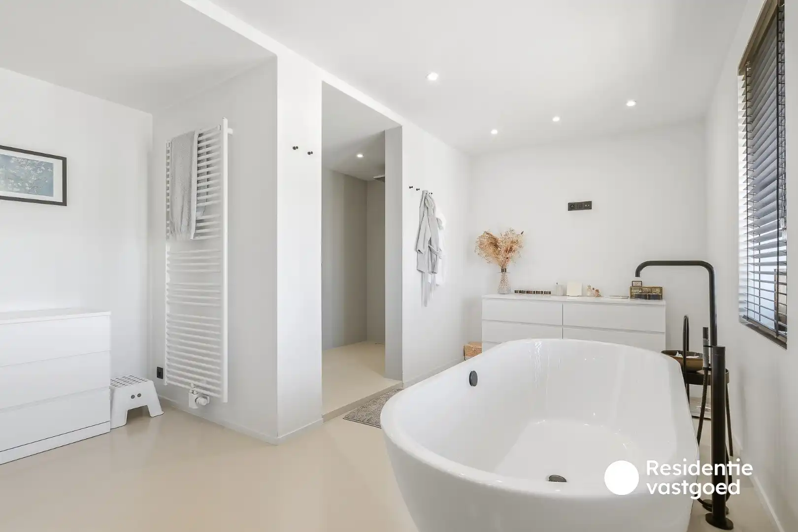 Wonen boven, ondernemen beneden: volledig gerenoveerd restaurant met luxueuze woonst in hartje De Haan foto 11