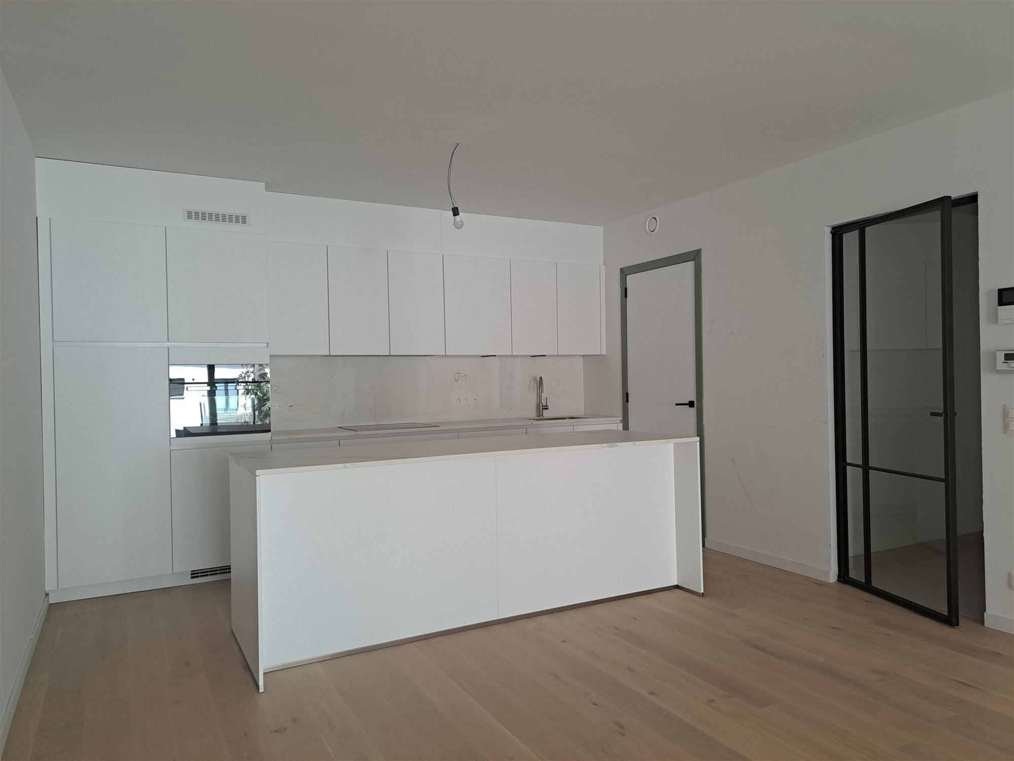 Ontdek dit moderne appartement met een luxueuze afwerking en mooi design. 2 slaapkamers met elk hun badkamer. En met ondergrondse parking. foto 9