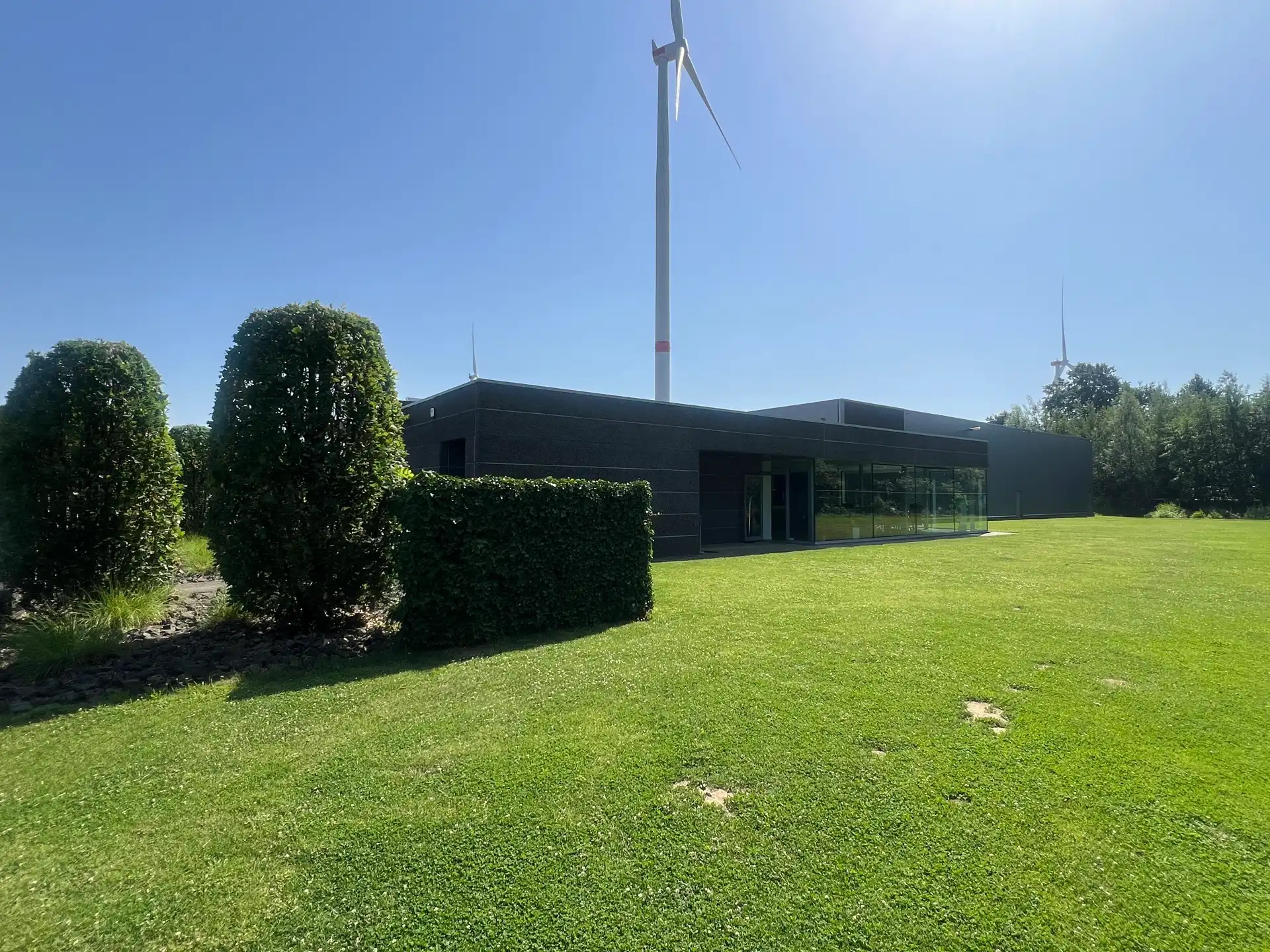 MULTIFUNCTIONEEL EN ENERGIEZUINIG BEDRIJFSGEBOUW  foto {{pictureIndex}}