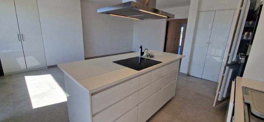 Volledig vernieuwd APPARTEMENT op de 4de verdieping met 2 slaapkamers, ondergrondse kelder en garage in het hoofdgebouw foto 13