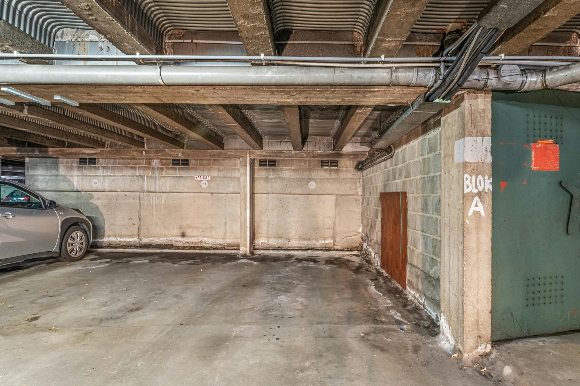 Instapklaar penthouse met 2 slaapkamers en autostandplaats in Hasselt foto 13