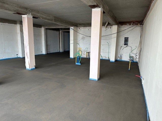 Handelspand  op topligging  .  Strandplein.   Ruim 200 m2  .       Tegen 1 juni volledig nieuw afgewerkt.   Zowel te koop of te huur.   foto 4