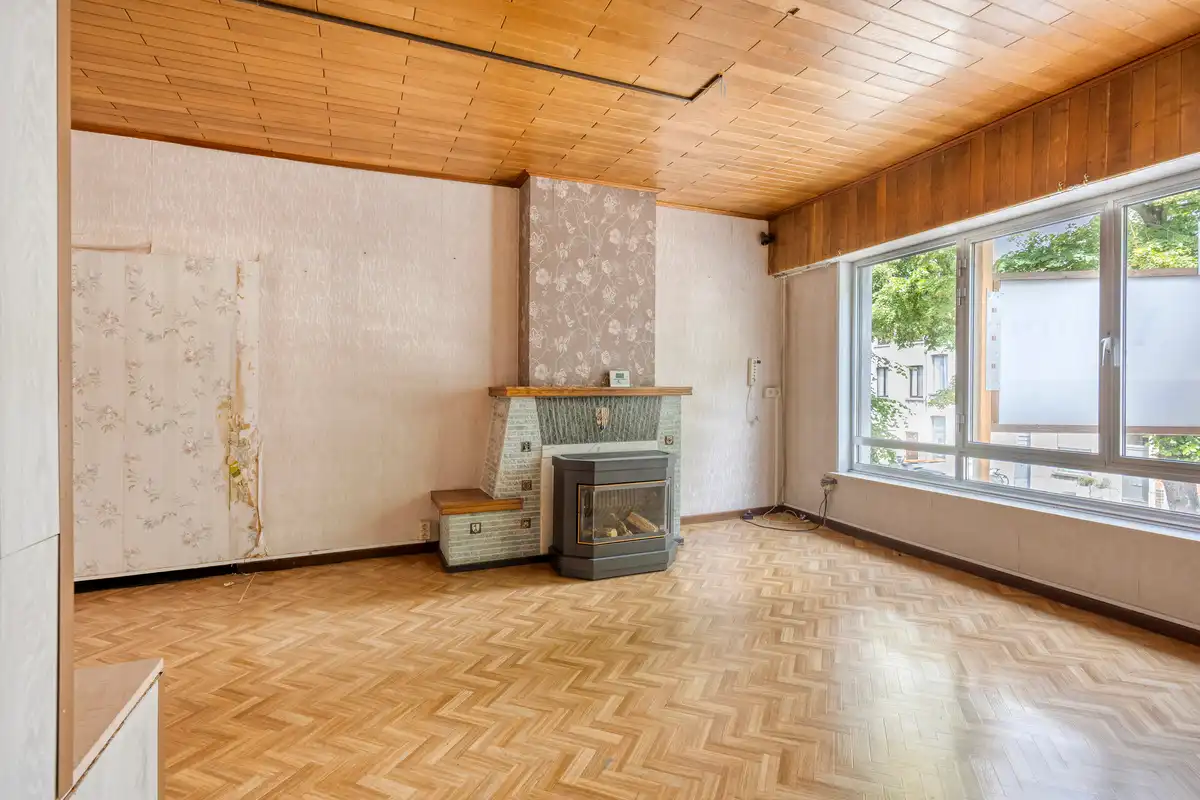 Te renoveren woning met grote garage foto 4