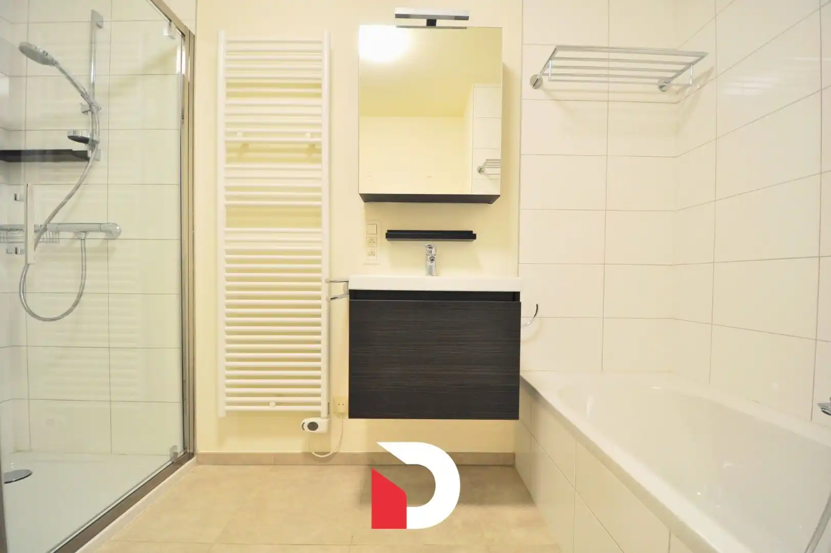 Ruime recente woning met 4 slaapkamers, garage en autostaanplaats foto 11