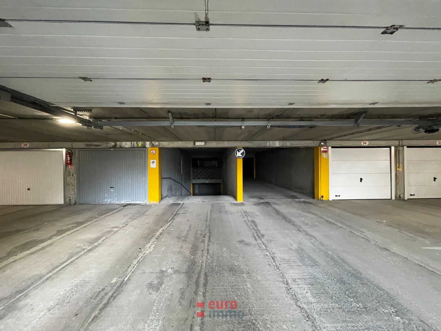 Gesloten garagebox op een uiterst centrale ligging te koop! foto 2