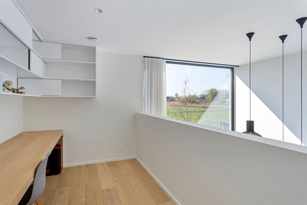 Hypermoderne villa op een echte toplocatie foto 18