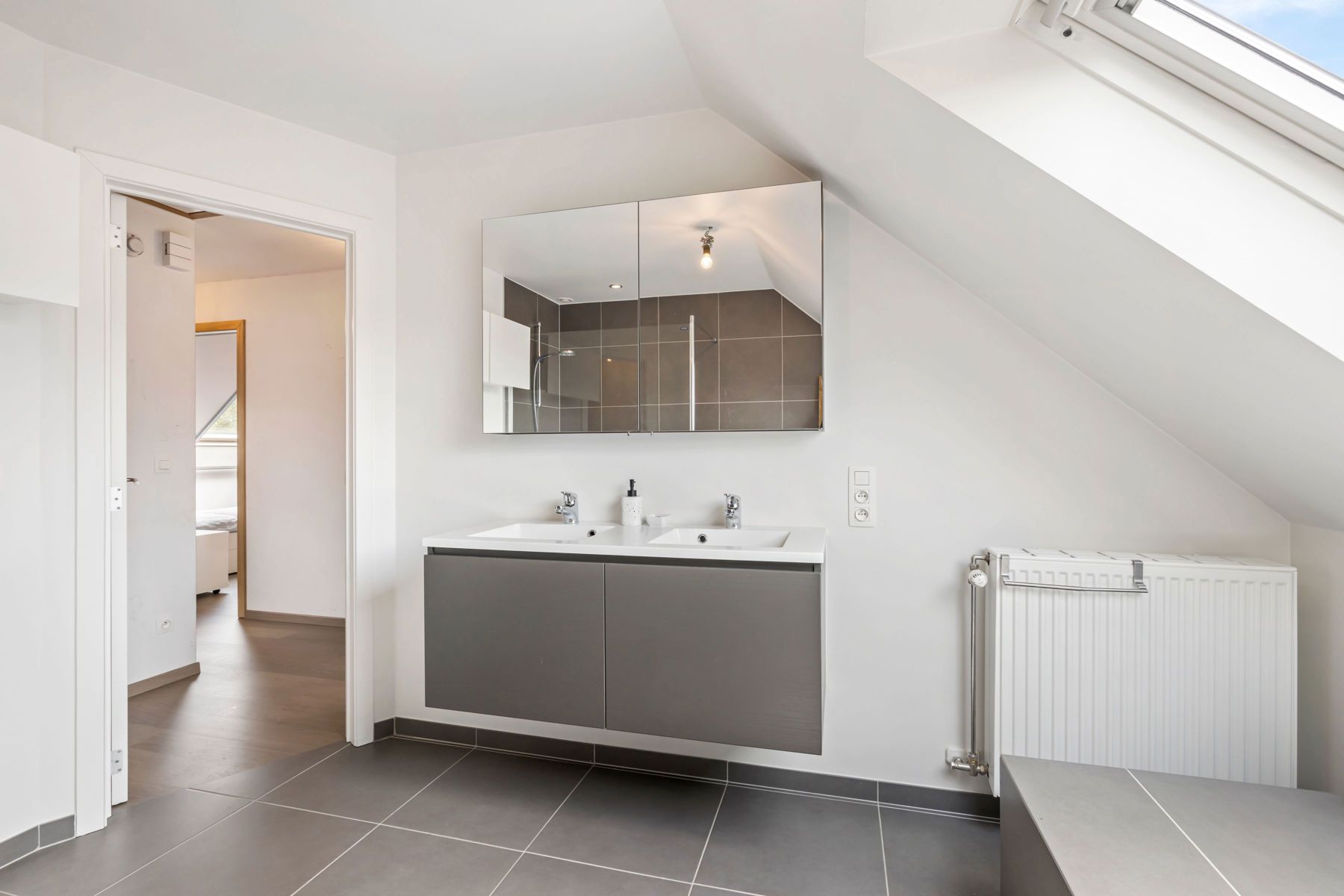 Instapklare woning met tuin, zonnepanelen en 3 slpks foto 16