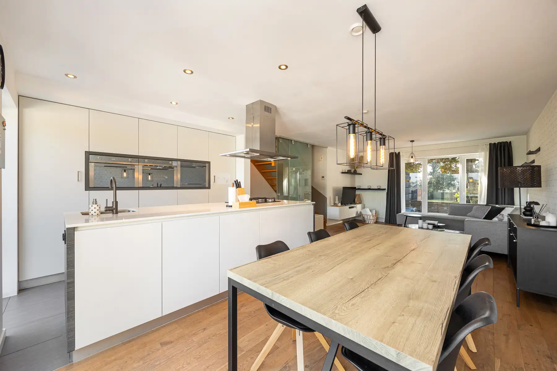 Ruime woning met garage en open uitzicht foto 3