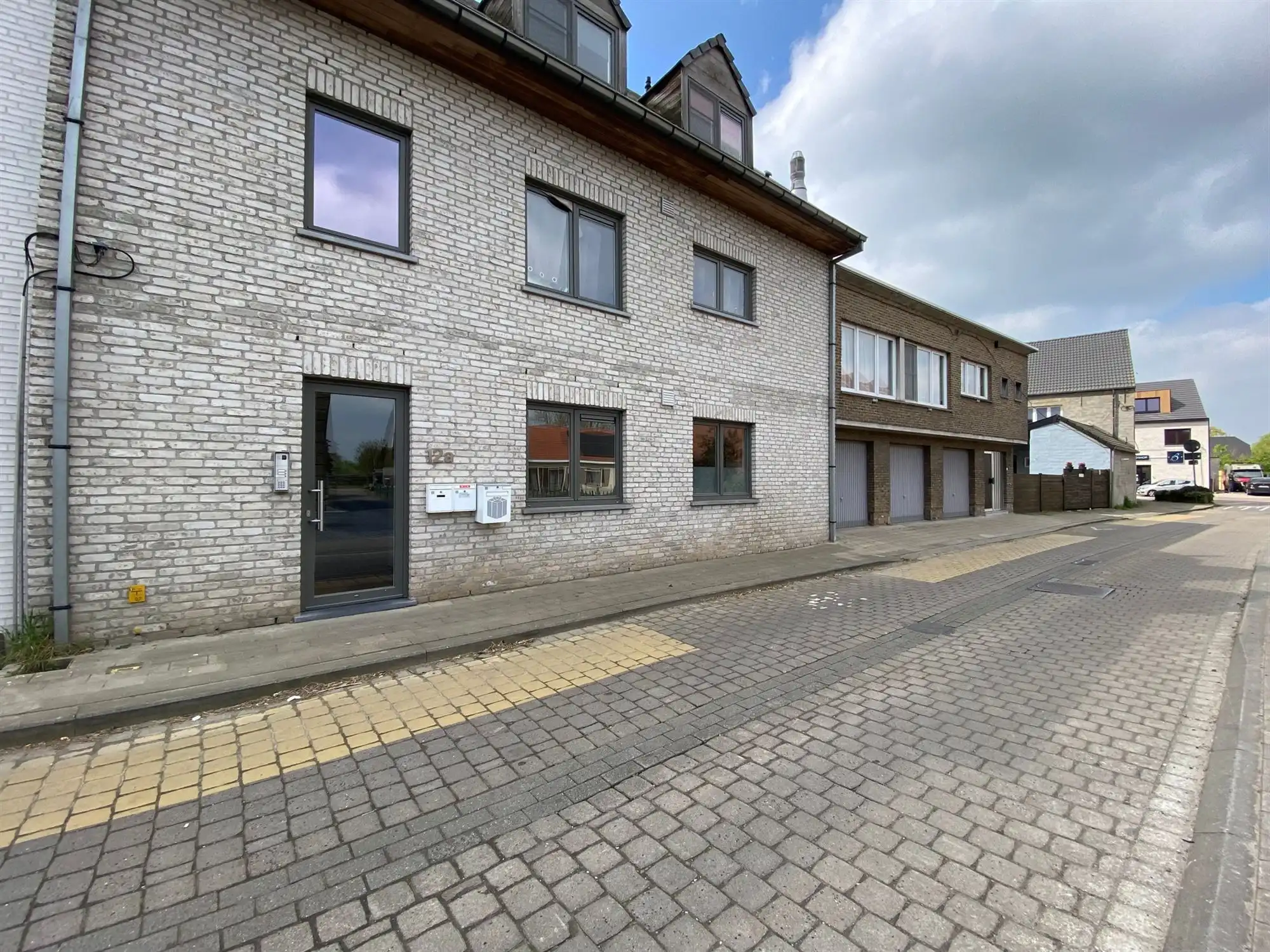 Gelijkvloers appartement met 2 slaapkamers en autostaanplaats  foto {{pictureIndex}}