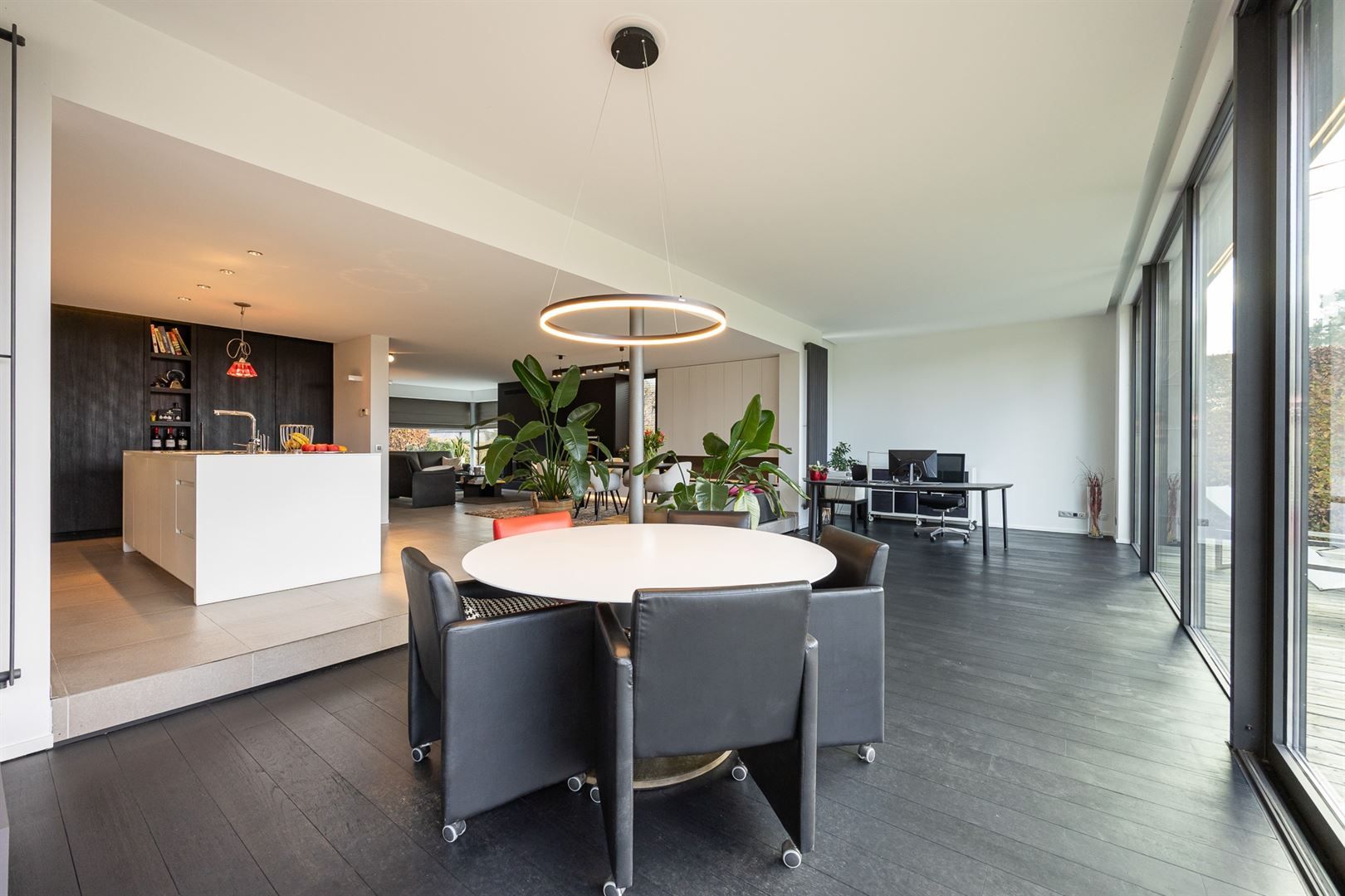 Stijlvolle villa met moderne uitbouw en zuidwest tuin. foto 10