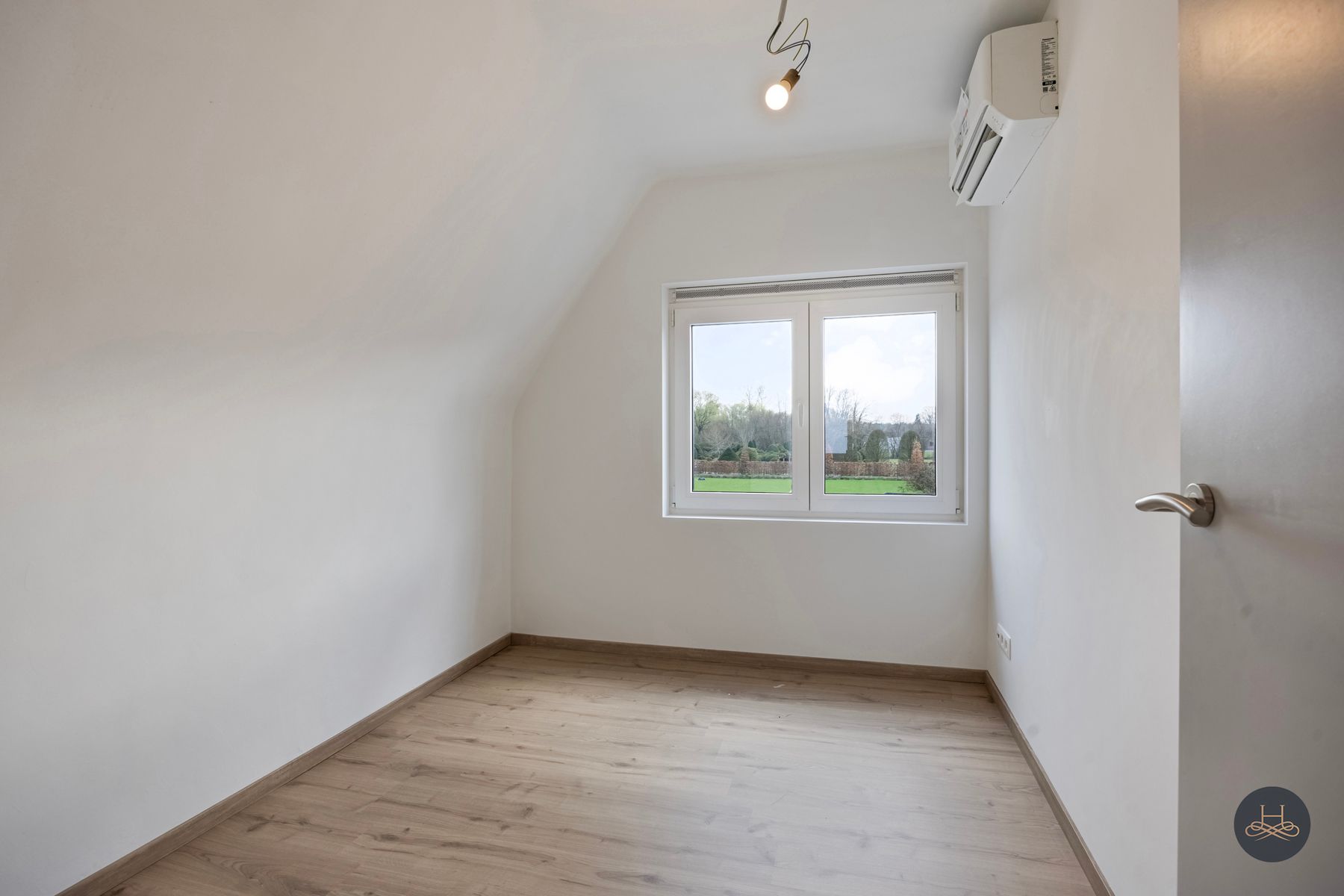 Totaal gerenoveerde woning met grote tuin foto 22