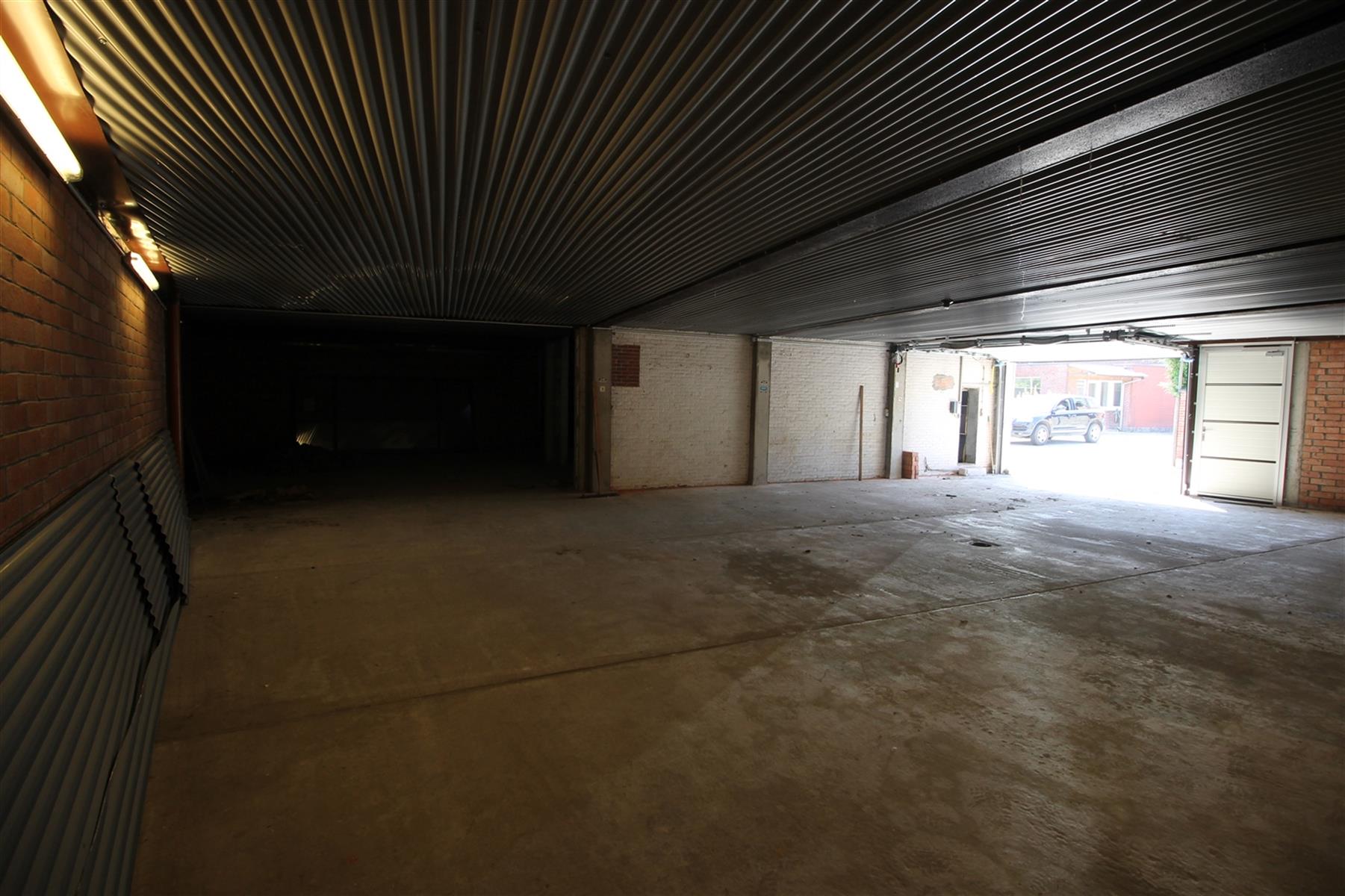 Opslagruimte in L--vorm van ongeveer 200m² links achteraan - met de opslagruimte rechts achteraan. foto 6
