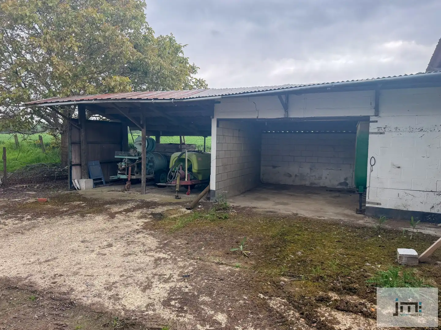 Woning met grote stallen foto 17