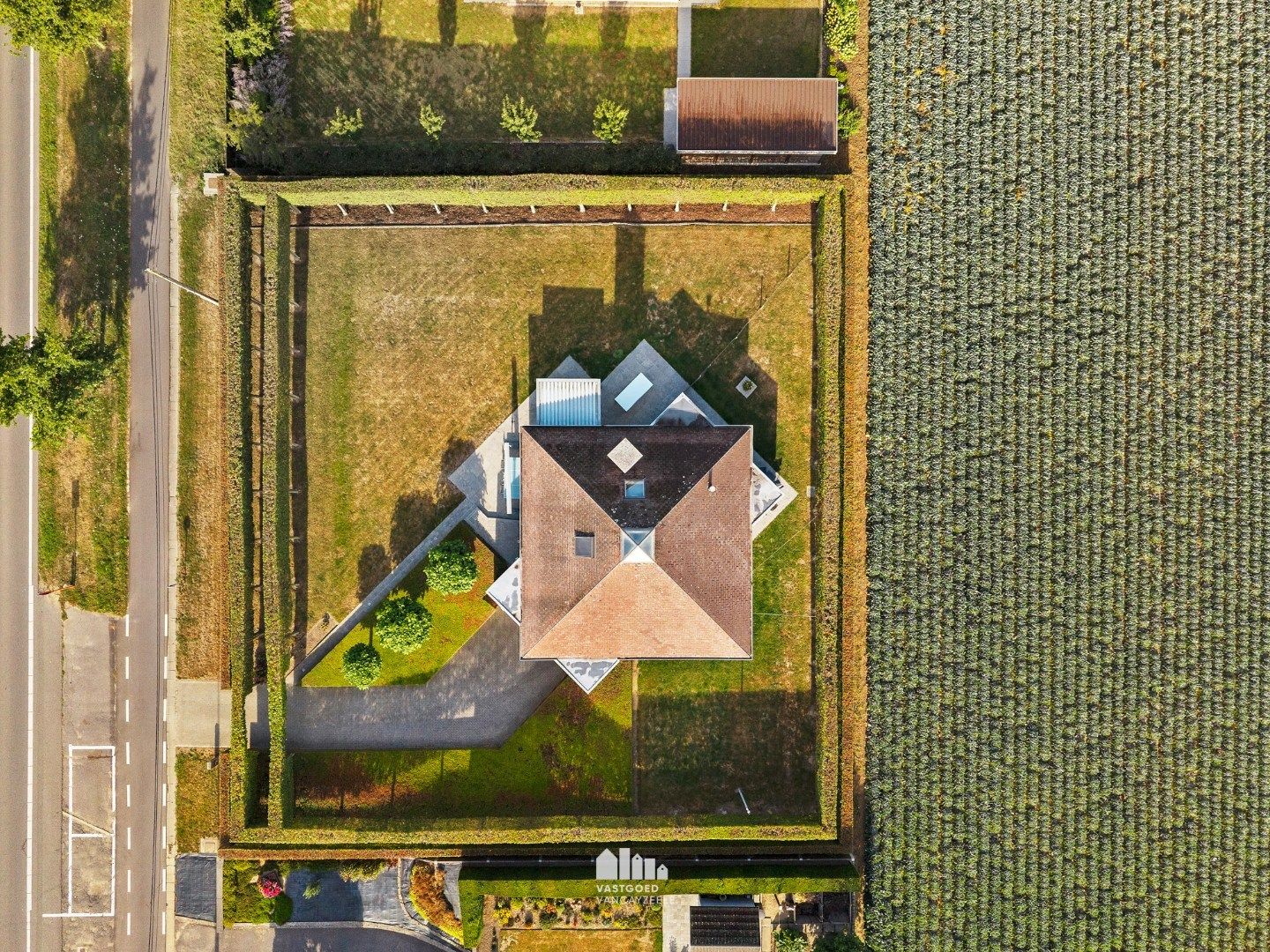 Goed onderhouden villa met grote tuin en twee garages op centrale ligging.   foto 33