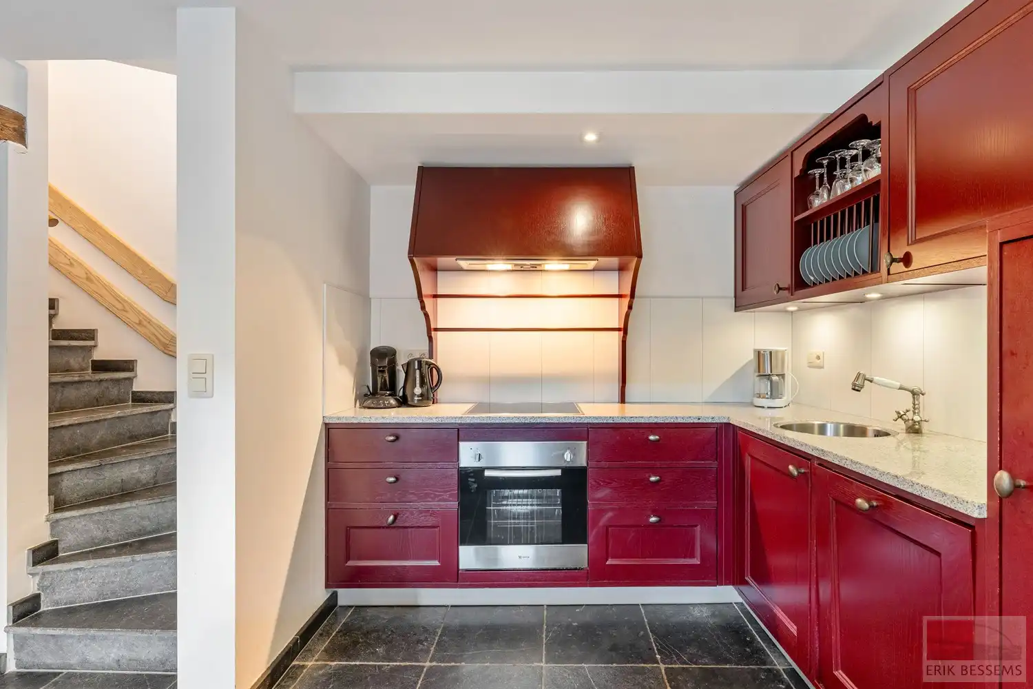 Indrukwekkend en uiterst charmant vakwerk landhuis, Veurs 31 te Sint-Martens-Voeren hartje Voerstreek. foto 28