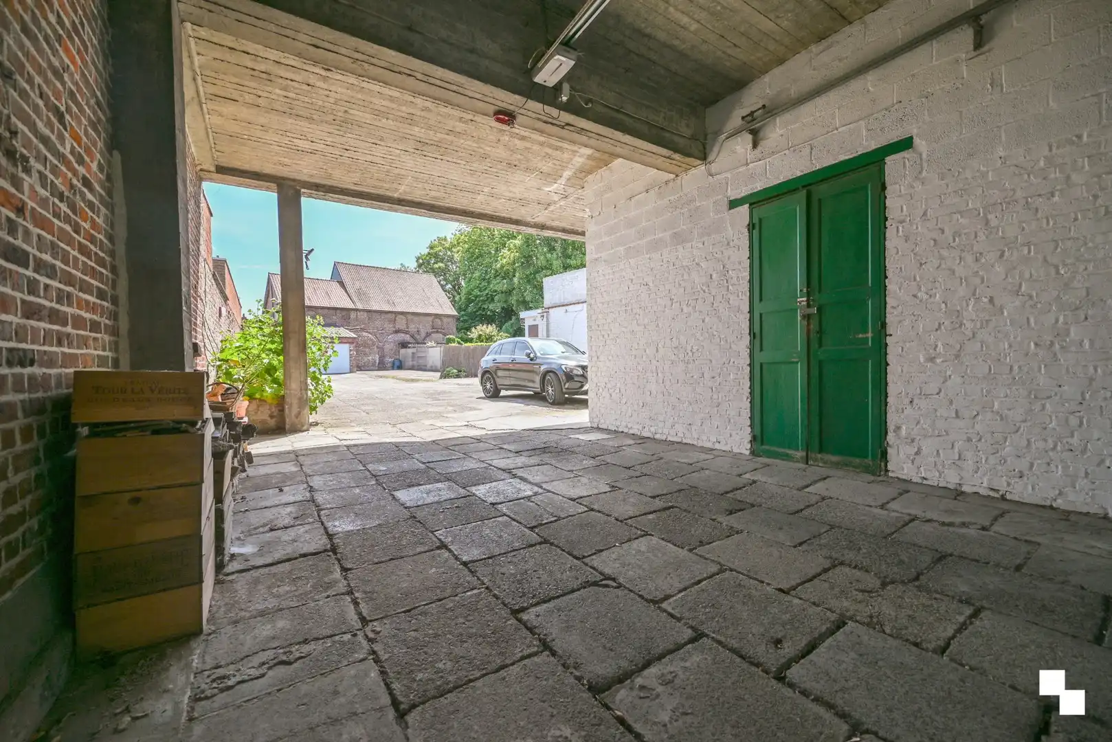 Ruime gezinswoning met vier slaapkamers, garages en extra naastliggend perceel foto 35