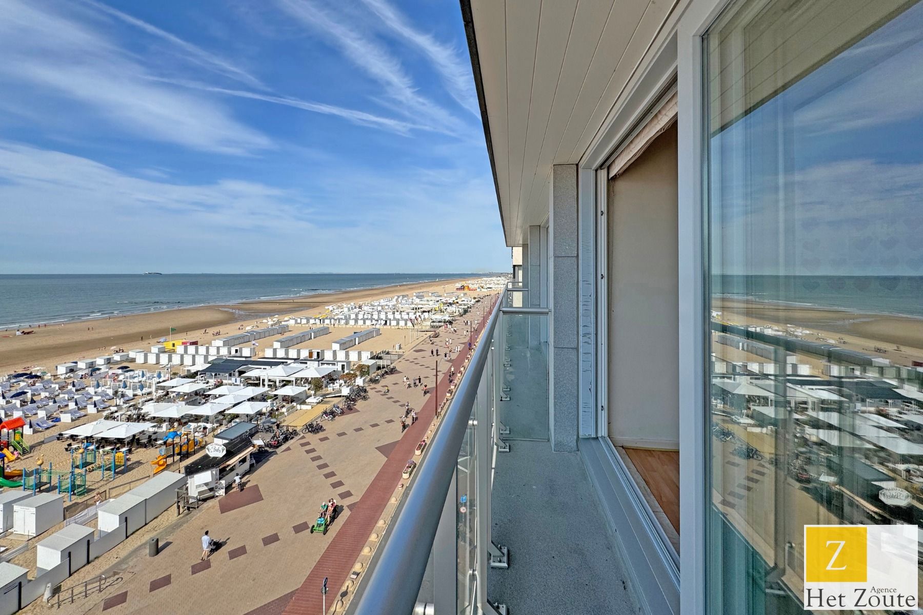Ruim gemeubeld appartement met frontaal zeezicht te Knokke foto {{pictureIndex}}