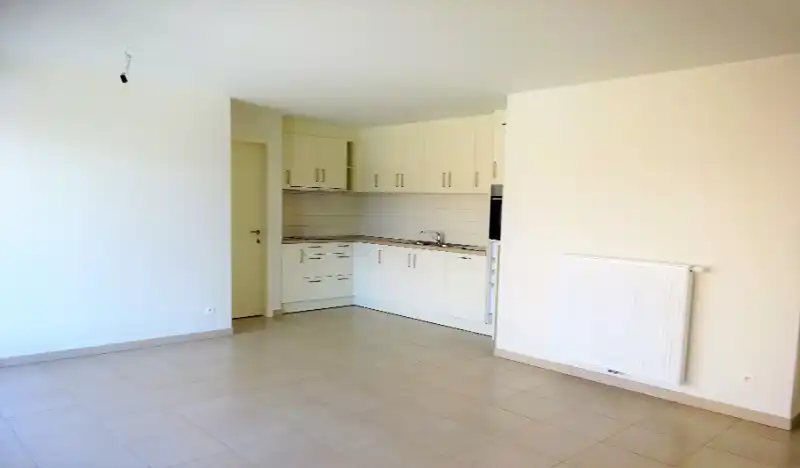 Leuk en lichtrijk appartement met 2 slaapkamers, parking en terras foto 6