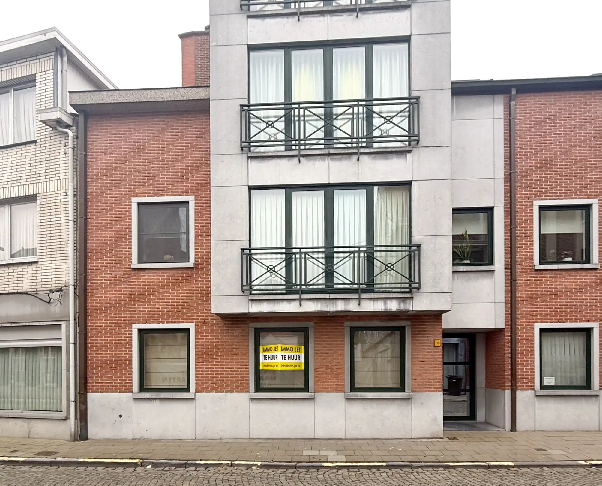 Lichtrijk appartement in centrum Beveren met twee slaapkamers, koertje en garage foto {{pictureIndex}}