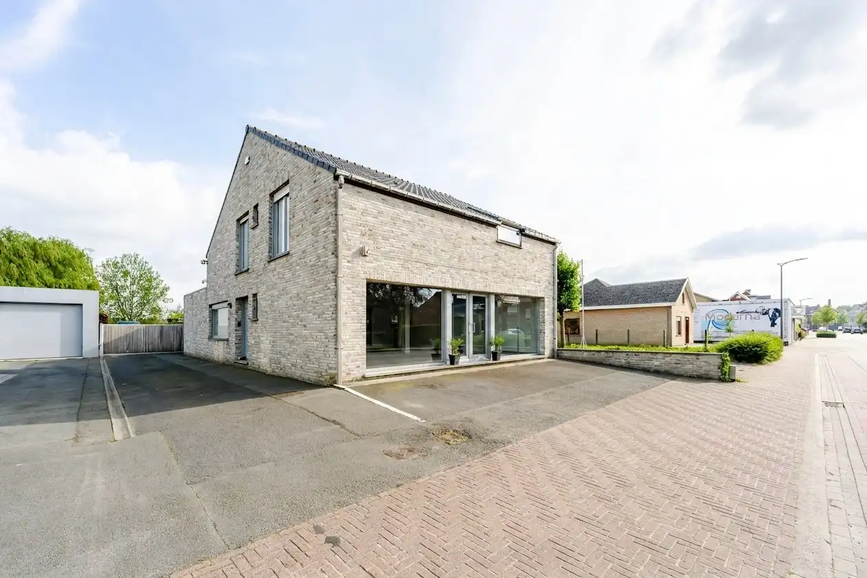 Wonen en werken combineren op toplocatie te Ichtegem - handelswoning met ruime woonst, tuin en garage foto {{pictureIndex}}