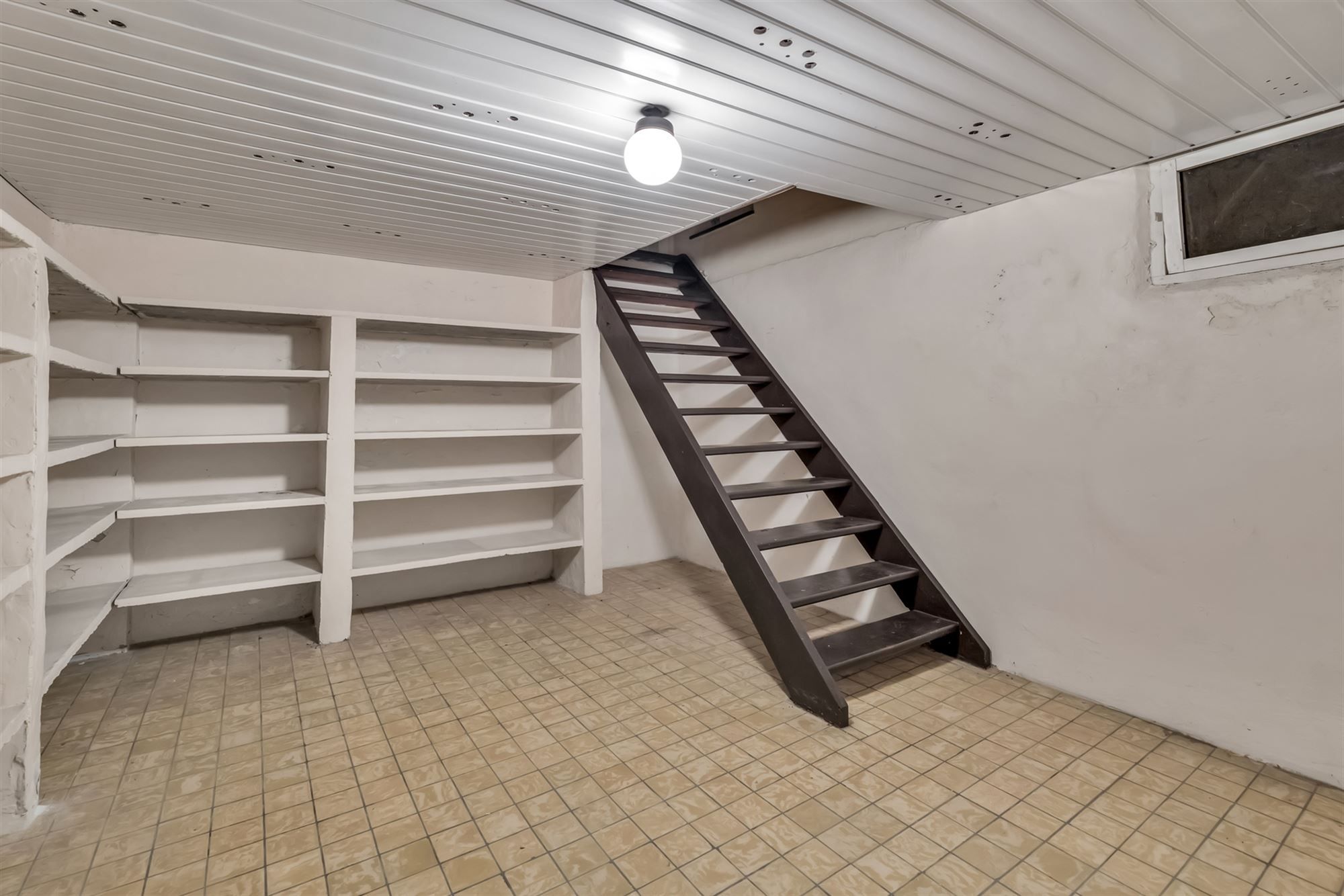 OP TE FRISSEN MAAR ZEER GOED ONDERHOUDEN WONING OP EEN RUIM PERCEEL NABIJ CENTRUM OOSTHAM foto 14