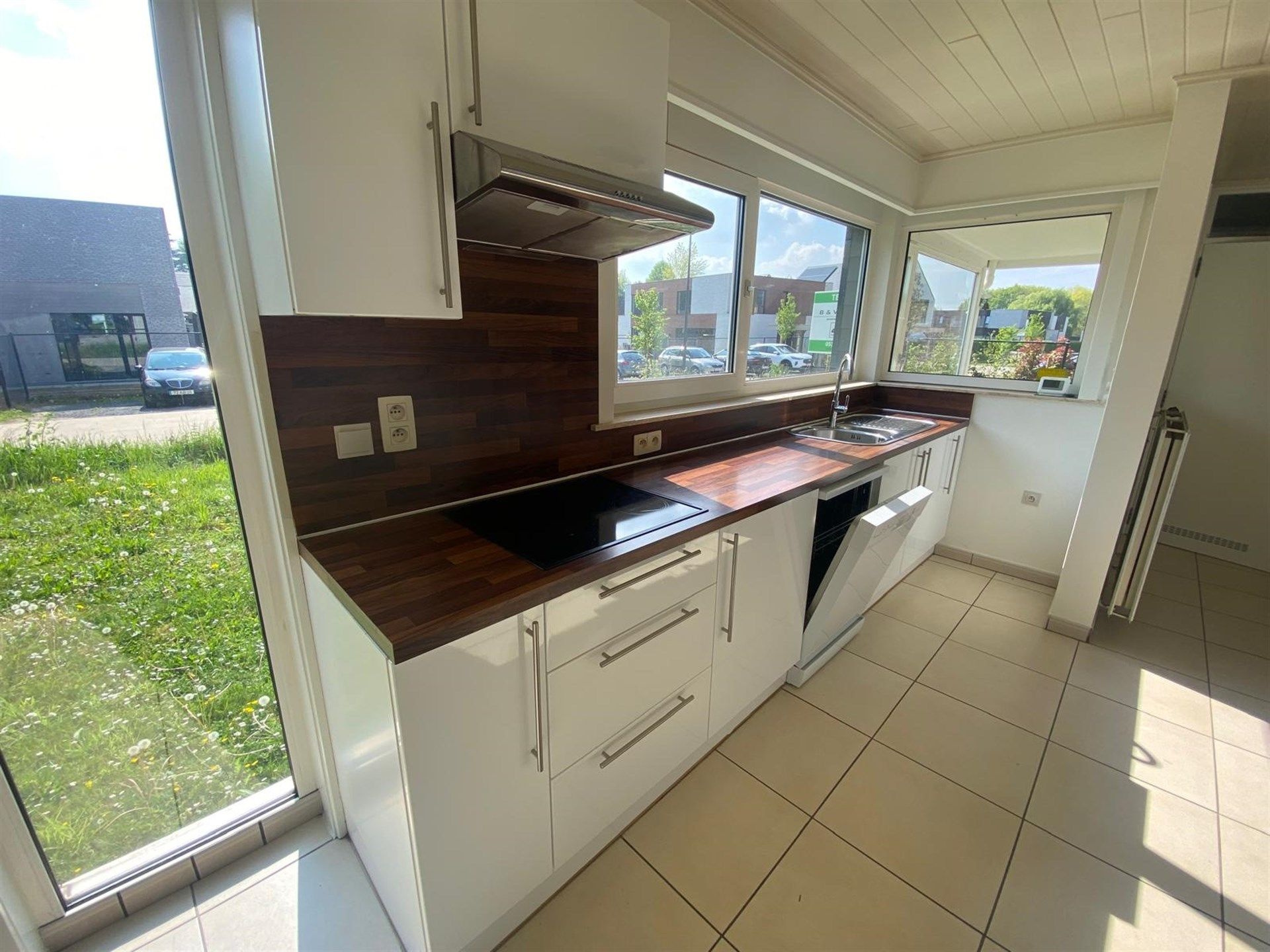 Ruime bungalow met twee slaapkamers en grote tuin foto 8